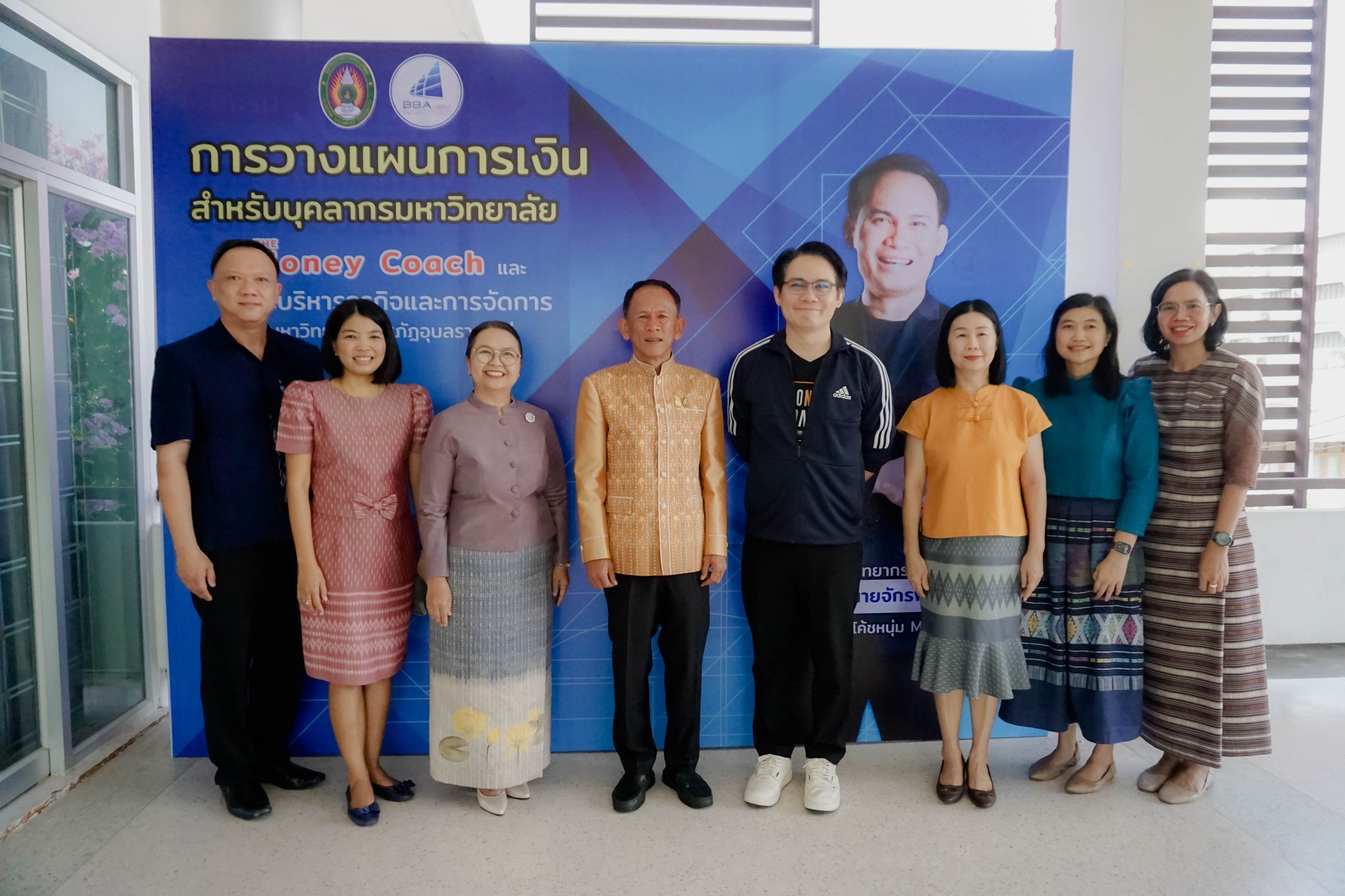 วันที่ 22 มี.ค. 67 รศ.ธรรมรักษ์ ละอองนวล รักษาราชการแทนอธิการบดี เป็นประธานเปิดโครงการการวางแผนการเงิน สำหรับบุคลากรมหาวิทยาลัย กล่าวรายงานโดย รศ.ดร.ประนอม คำผา คณบดีคณะบริหารธุรกิจและการจัดการ วิทยากรโดย นายจักรพงษ์ เมษพันธุ์ (โค้ชหนุ่ม MONEY COACH) ผู้ช