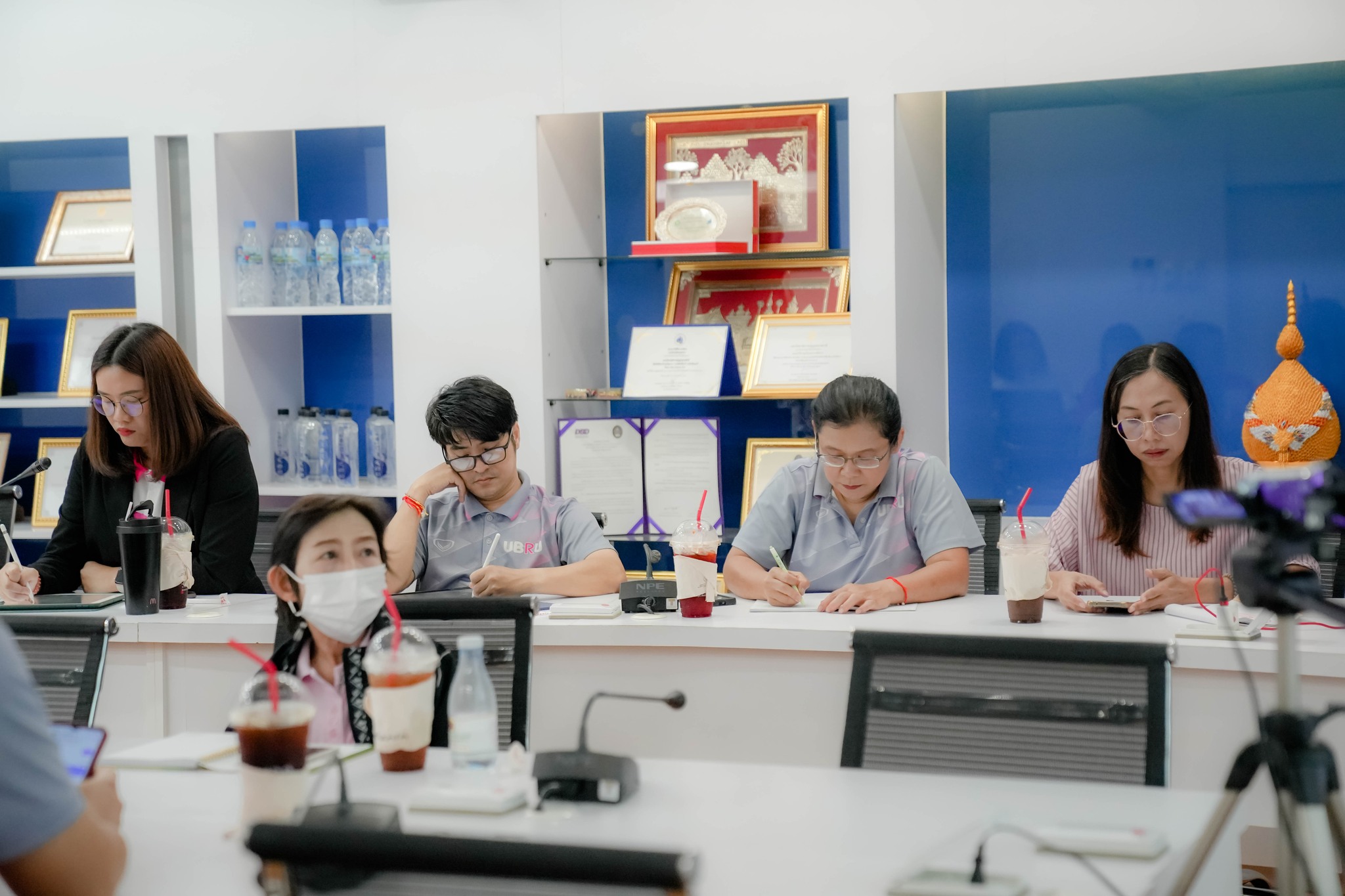 18 มิ.ย. 67 ณ ห้องประชุมคณะ ฯ ประชุมคณะกรรมการดำเนินงานโครงการพัฒนาสมรรถนะภาษาอังกฤษเพื่อยกระดับคุณภาพนักศึกษามหาวิทยาลัยราชภัฏสำหรับศตวรรษที่ 21