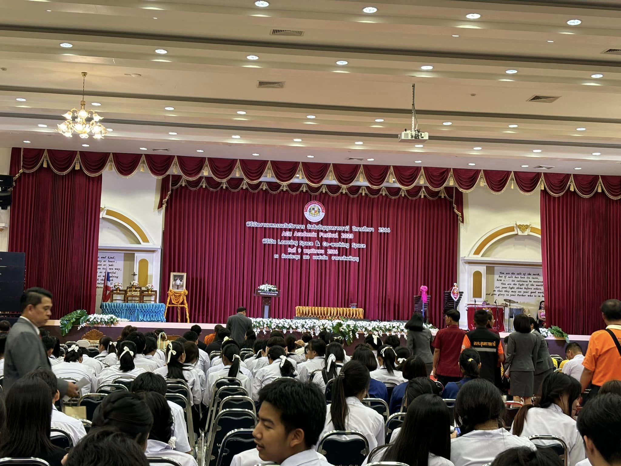 มาค่า #สาขาการตลาด มาแล้ววว น้องๆ โรงเรียนอัสสัมชัญอุบลฯ พร้อมตอบทุกข้อสงสัย กับผศ.นวลปราง ขันเงิน และ ผศ.อุมารินทร์ ราตรีค่ะ