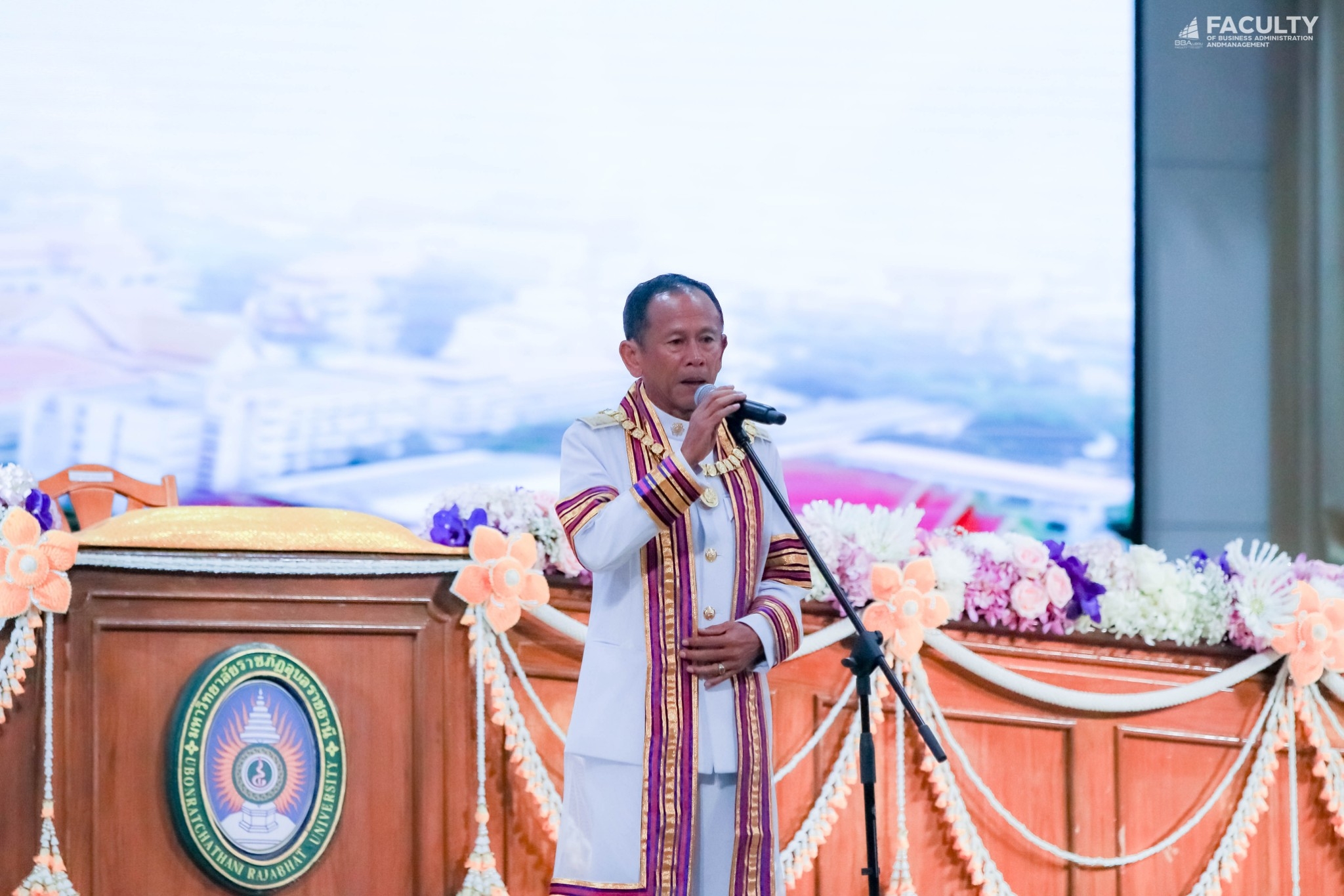 4 ก.ย. 66 พลเอก นิรุทธ เกตุสิริ นายกสภามหาวิทยาลัย พร้อมด้วย รศ.ธรรมรักษ์ ละอองนวล รักษาราชการแทนอธิการบดี กล่าวแสดงความยินดีกับบัณฑิตที่สำเร็จการศึกษาและเข้าฝึกซ้อมพิธีพระราชทานปริญญาบัตร