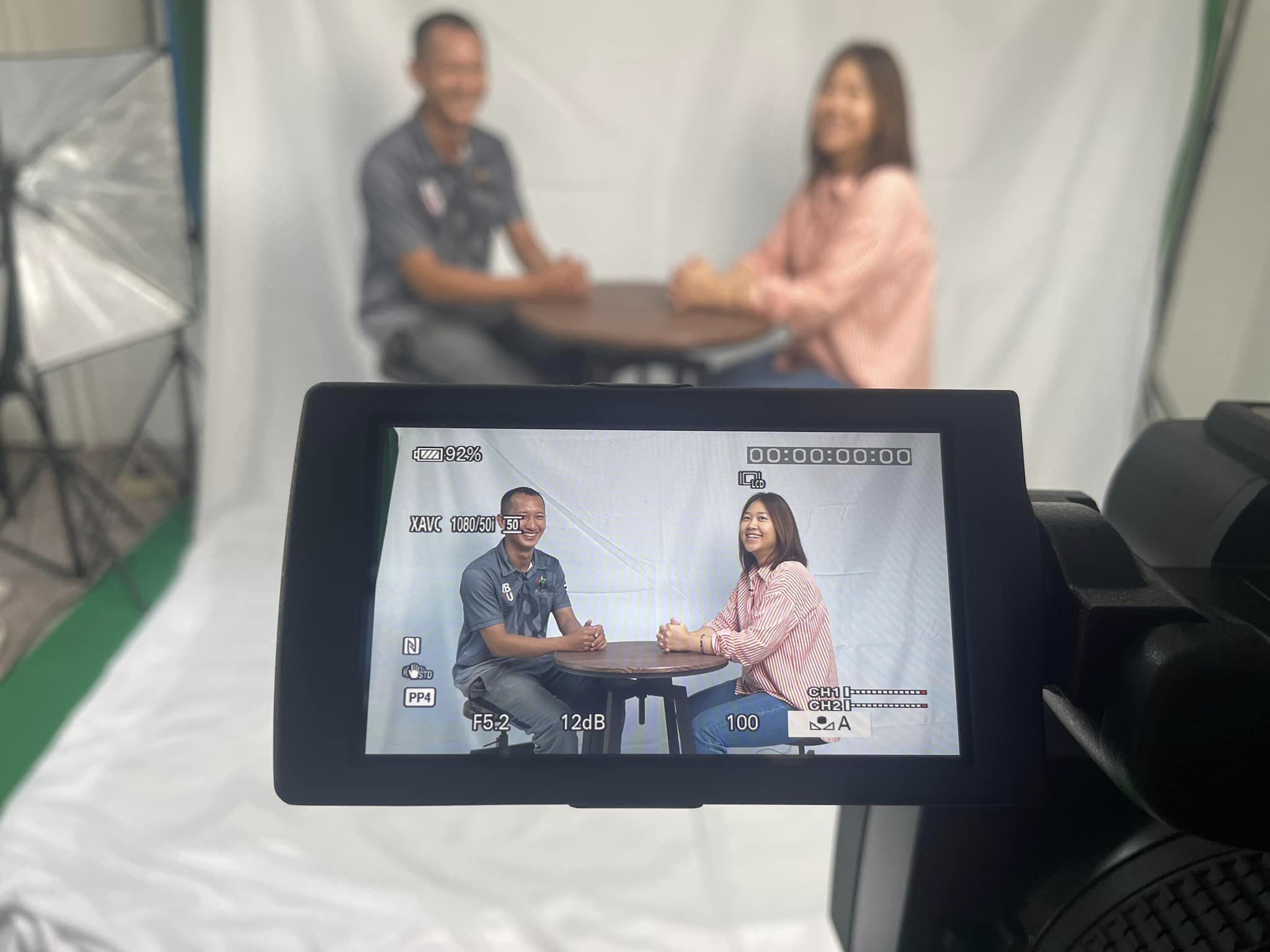 วันที่ 11 ก.พ. 67 อาจารย์ ดร.ปณิสญา อธิจิตตา พร้อมด้วยนักศึกษา กศ.บป. เรียนการผลิตรายการโทรทัศน์และการตัดต่อวิดีทัศน์ ด้วยคอมพิวเตอร์ Mac ณ ห้อง BBA Production Space