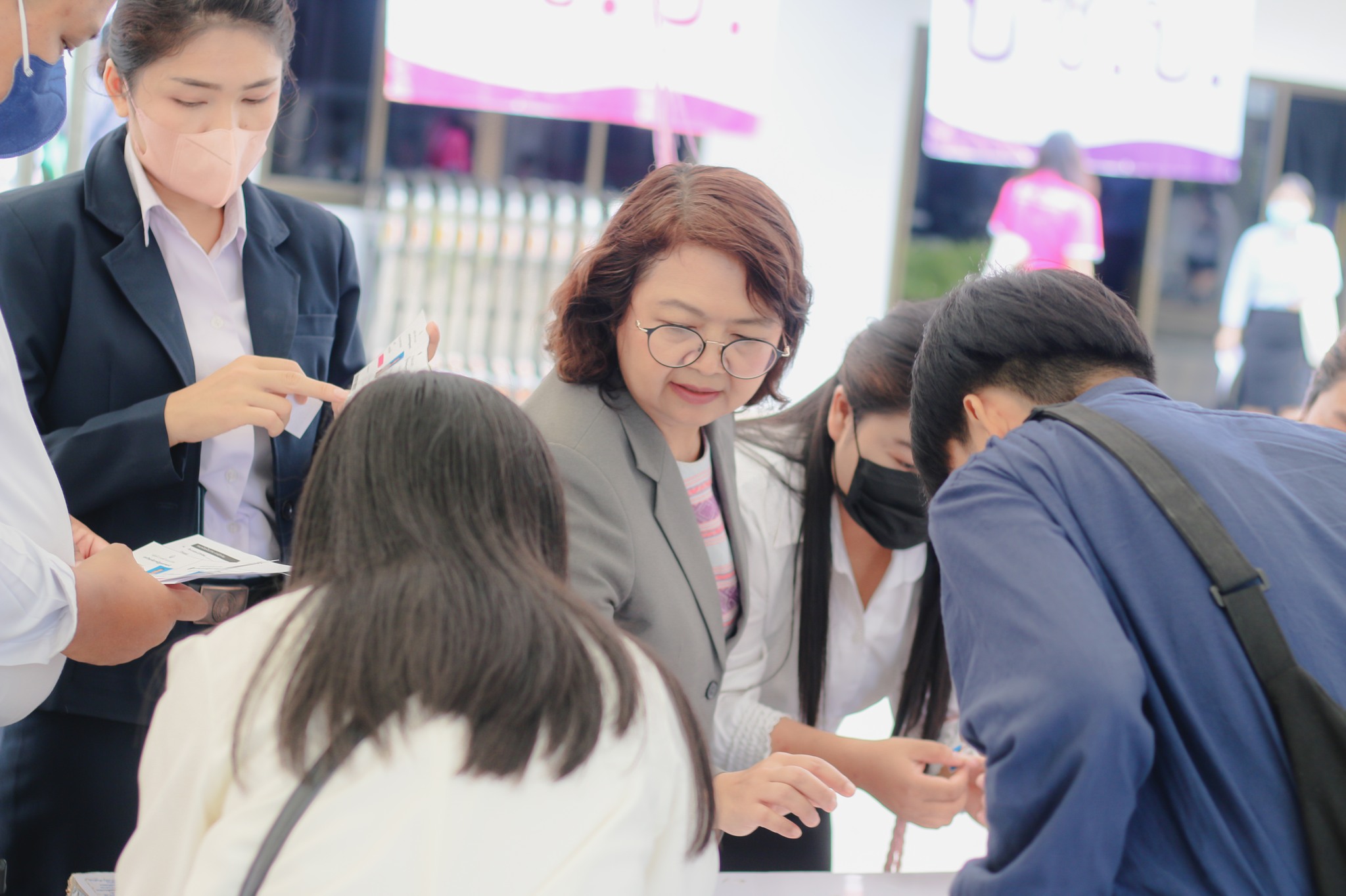 2 ก.ย. 66 รองศาสตราจารย์ ดร.มาลี ไชยเสนา รองอธิการบดีฝ่ายวิชาการ กล่าวต้อนรับและแสดงความยินดีแก่บัณฑิตร่วมฝึกซ้อมพิธีพระราชทานปริญญาบัตร