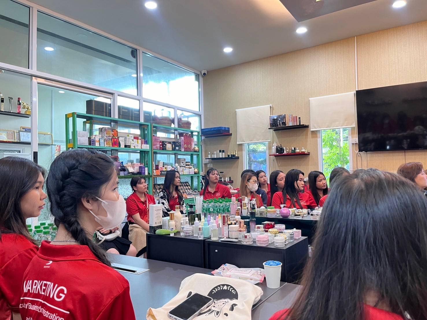 Marketing field study @ บริษัท บิวตี้ ดาราอินเตอร์เทรด จำกัด บริษัท OEM ชั้นนำ ที่มุ่งเน้นการทำธุรกิจอย่างมีจริยธรรม ทำให้เราได้เรียนรู้การตลาด การทำธุรกิจ B2B ผ่านการสร้างตัวตน (Personal Branding)