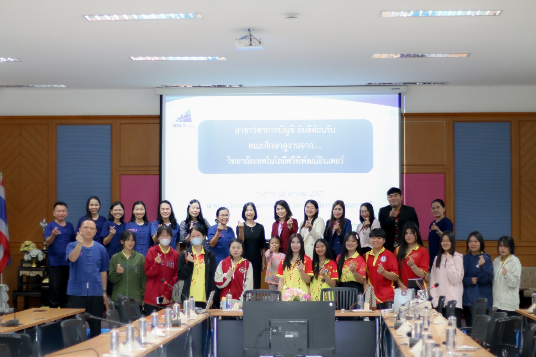 วันที่ 26 ม.ค. 67 ผศ.ดร.ประไพพิศ เลียบสื่อตระกูล รองคณบดีฝ่ายวิชาการ พร้อมด้วยคณาจารย์หลักสูตรบัญชีบัณฑิต และสาขาวิชาการบัญชี ร่วมต้อนรับคณะศึกษาดูงานจากวิทยาลัยเทคโนโลยีศรีพิพัฒน์อินเตอร์ ณ ห้องประชุมชั้น 3 อาคารอินทนิล คณะบริหารธุรกิจและการจัดการ มหาวิ