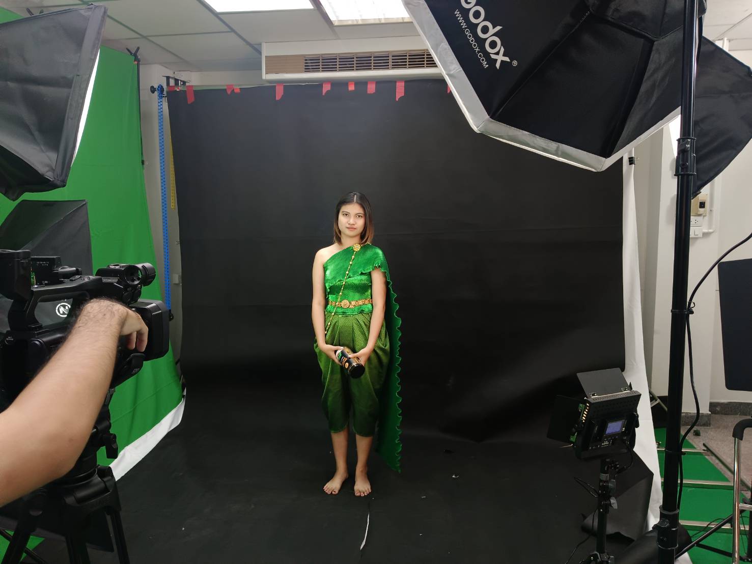 รายวิชาการจัดการธุรกิจดิจิทัลระหว่างประเทศ ------ วันที่ 23 ก.พ. 67 นักศึกษาสาขาวิชาการจัดการธุรกิจระหว่างประเทศ ถ่ายภาพสำหรับโฆษณาสินค้าในงานวิจัย รายวิชาการจัดการธุรกิจดิจิทัลระหว่างประเทศ อาจารย์ผู้สอน ผศ.ดร.ฐิติพร อุ่นใจ ณ ห้อง BBA Production