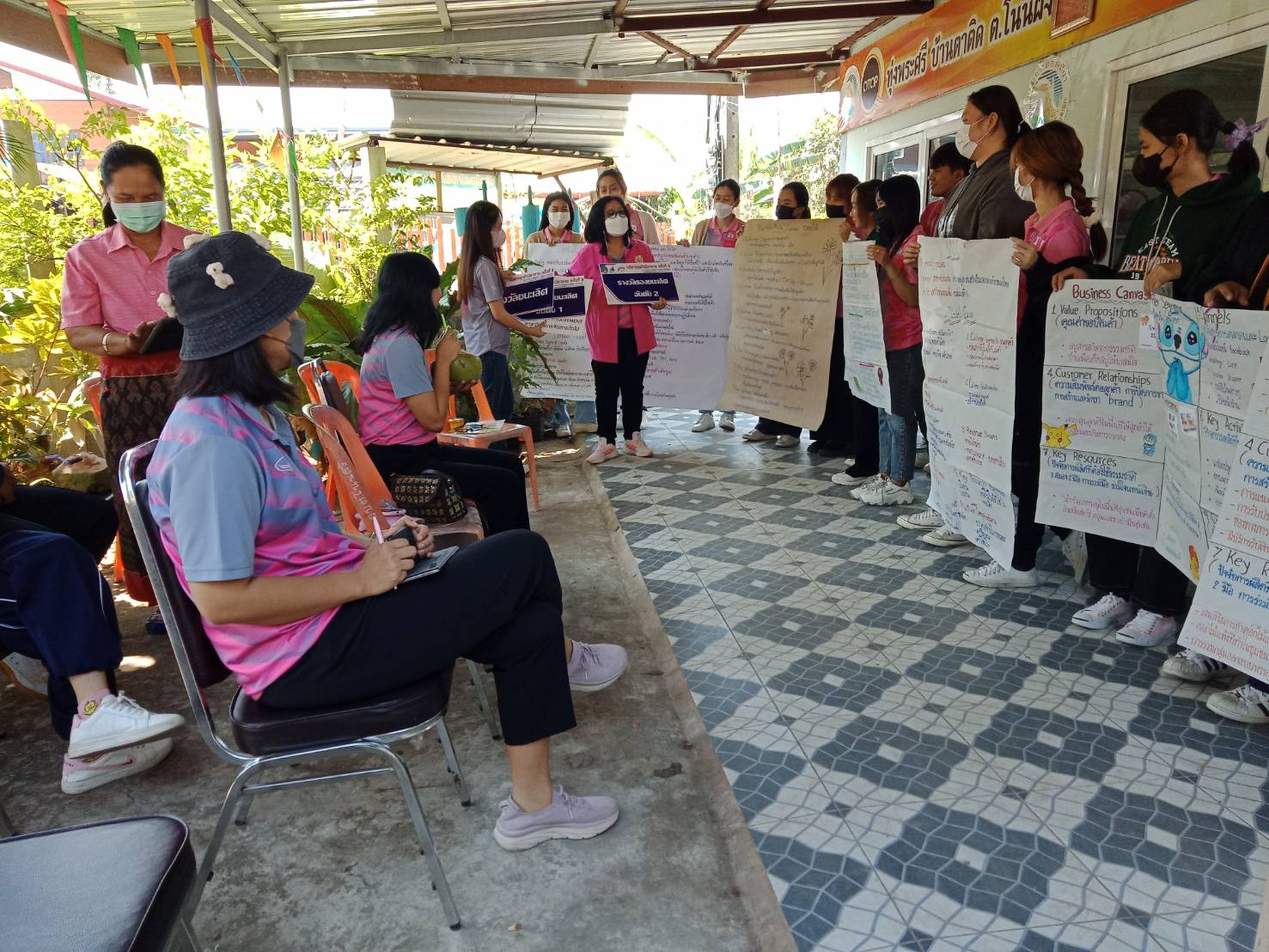 วันอังคารที่ 28 กุมภาพันธ์ 2566 กิจกรรมอบรมเชิงปฏิบัติการพัฒนาศักยภาพและการเรียนรู้เชิงธุรกิจของวิสาหกิจชุมชนและวัฒนธรรมท้องถิ่น ณ กลุ่มวิสาหกิจชุมชนผู้ผลิตดอกเบญจมาศบ้านตาติด ตำบลโนนผึ้ง อำเภอวารินชำราบ จังหวัดอุบลราชธานี