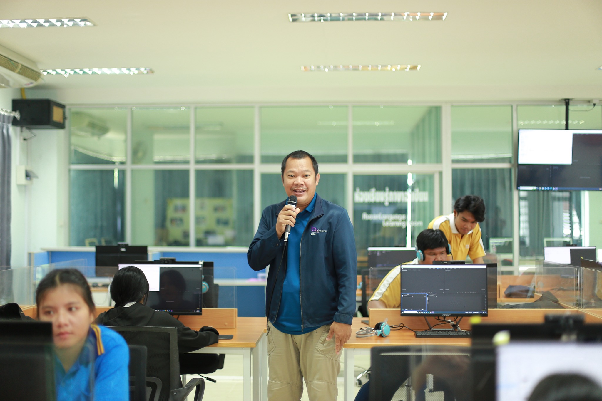 5 ก.ย. 67 ณ ห้องปฏิบัติการทักษะทางภาษา อาคารอินทนิล คณะบริหารธุรกิจและการจัดการ มหาวิทยาลัยราชภัฏอุบลราชธานีการอบรมเชิงปฏิบัติการโปรแกรมตัดต่อวิดีโอ Adobe Premiere Pro และการประกวดตัดต่อคลิปสร้างสรรค์สำหรับนักเรียนนักศึกษา (DAY 2) ?บริหารธุรกิจวิชาการ?