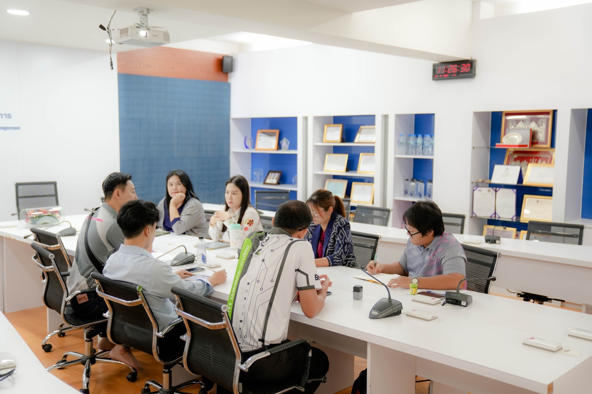 วันพฤหัสบดีที่ 23 พฤษภาคม 2567 เวลา 11.00 น. รองศาสตราจารย์ ดร.ประนอม คำผา คณบดีคณะบริหารธุรกิจและการจัดการ มอบหมายให้ ผู้ช่วยศาสตราจารย์ ดร.อนันต์ สุนทราเมธากุล จัดประชุมคณะกรรมการดำเนินงานโครงการเพิ่มศักยภาพชุมชน Soft Power บนฐานอัตลักษณ์ศิลปวัฒนธรรมท้