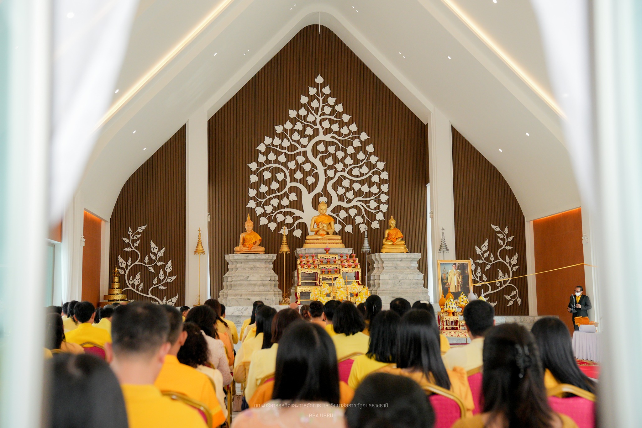 พิธีทำบุญตักบาตรถวายพระราชกุศล เนื่องในวันนวมินทรมหาราช