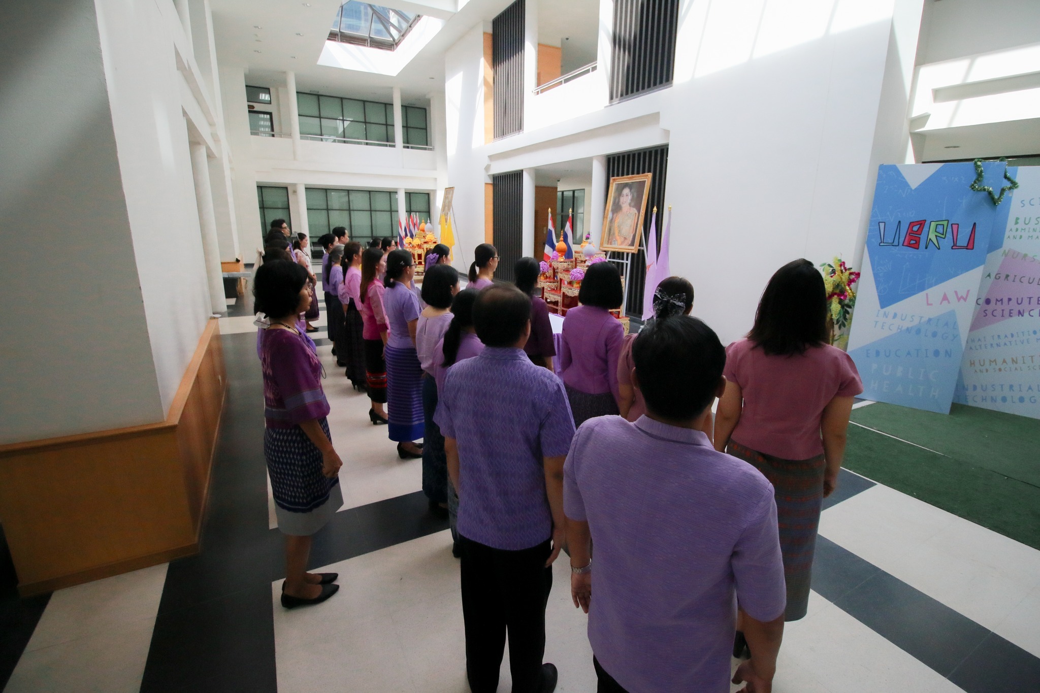 วันที่ ๑๓ มิ.ย. ๖๖ ลงนามถวายพระพร สมเด็จพระนางเจ้าฯพระบรมราชินี เนื่องในโอกาสวันเฉลิมพระชมพรรษา ๓ มิถุนายน ๒๕๖๖ ณ ห้องโถงกลาง ชั้น ๑ อาคารเรียนและปฏิบัติการ มหาวิทยาลัยราชภัฏอุบลราชธานี