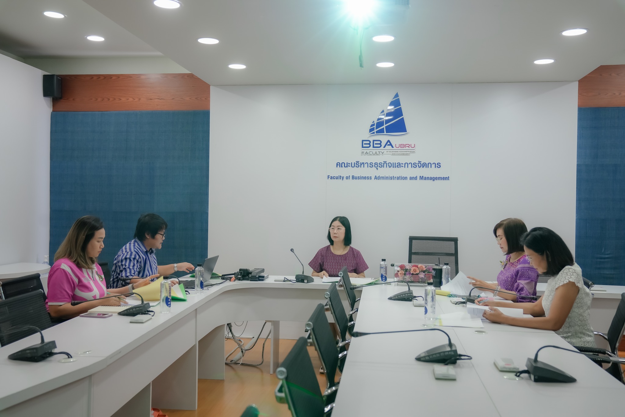 วันศุกร์ที่ 16 กุมภาพันธ์ 2567 เวลา 10.00 น. รองศาสตราจารย์ ดร.ประนอม คำผา คณบดีคณะบริหารธุรกิจและการจัดการ ประธานคณะกรรมการสรรหากรรมการประจำคณะ ประเภทผู้แทนคณาจารย์ ประชุมคณะกรรมการสรรหากรรมการประจำคณะ ประเภทผู้แทนคณาจารย์ ครั้งที่ 1/2567 ณ ห้องประชุมคณะ