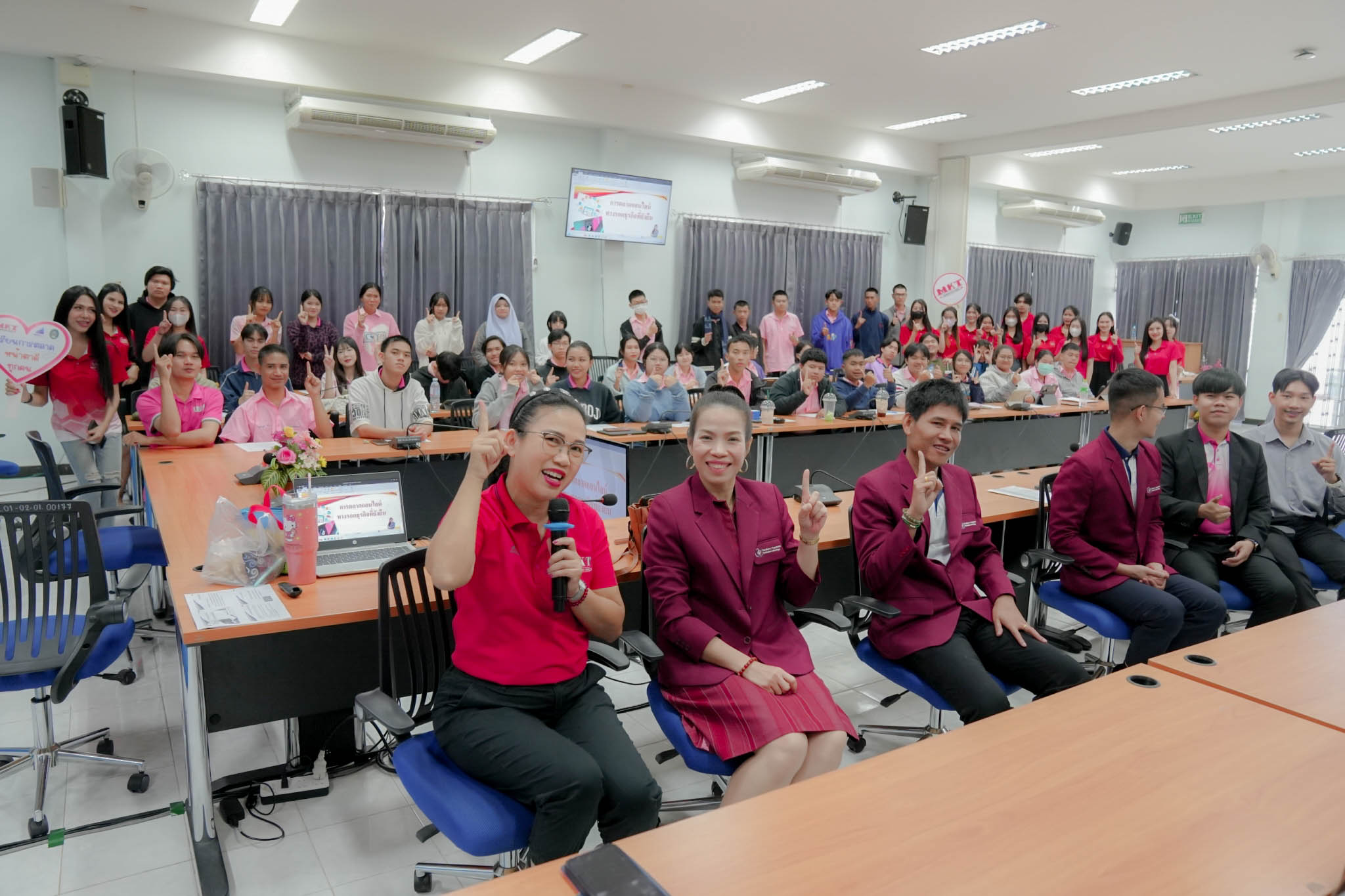 วันที่ 26 มกราคม 2567 คณะบริหารธุรกิจและการจัดการ มหาวิทยาลัยราชภัฏอุบลราชธานี ร่วมกับ โรงเรียนนารีนุกูล จัดกิจกรรมอบรมการขายออนไลน์ทางรอดธุรกิจที่ยังยืน เพื่อส่งเสริมความร่วมมือทางด้านวิชาการ และการดำเนินกิจกรรมร่วมกัน