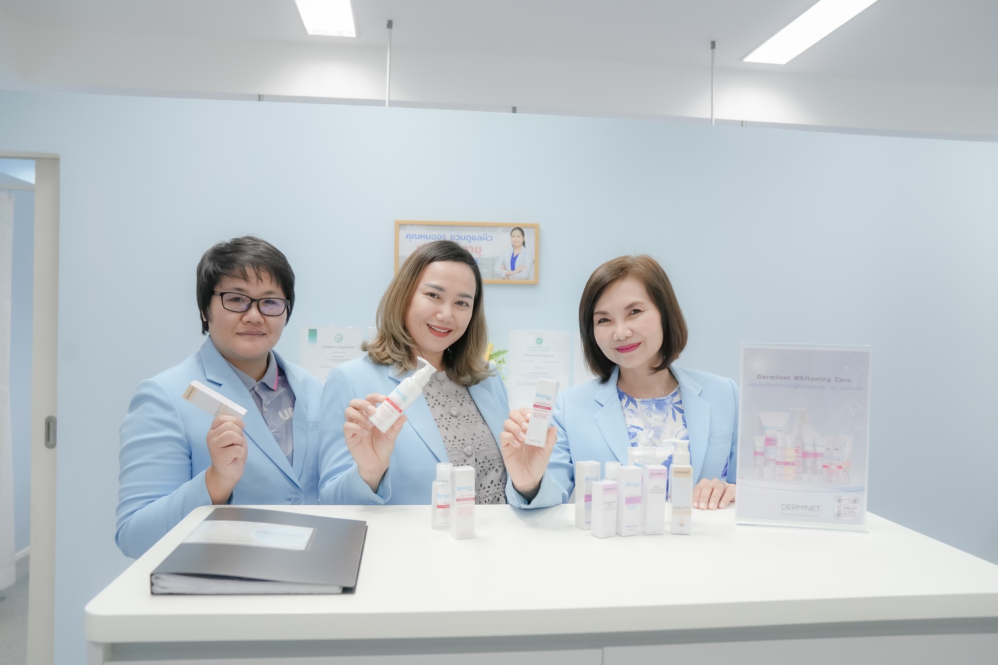 วันพุธที่ 14 กุมภาพันธ์ 2567 รศ.ธรรมรักษ์ ละอองนวล รักษาราชการแทนอธิการบดี เป็นประธาน เปิดศูนย์ความงาม DERMINET โครงการศูนย์ความงามจำลอง โดย รศ.ดร.ประนอม คำผา คณบดีคณะบริหารธุรกิจและการจัดการ มอบหมายให้ รศ.ดร.ปิยกนิฏฐ์ โชติวนิช รองคณบดีฝ่ายบริหาร และบุคลา