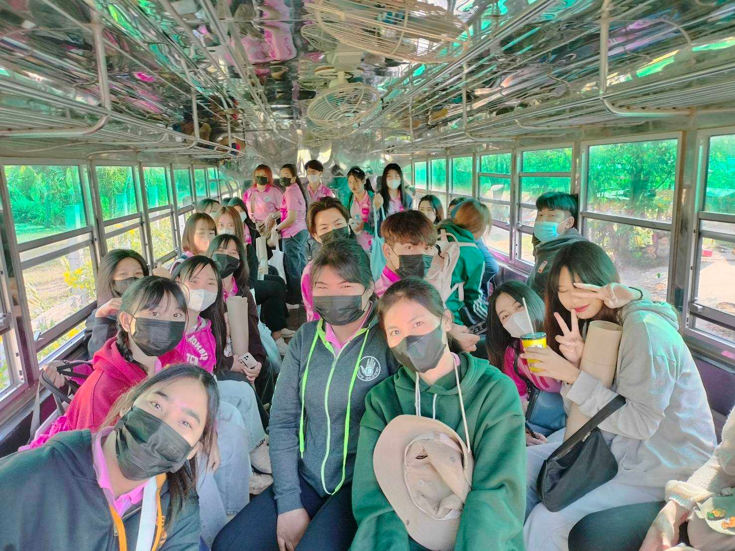 วันอังคารที่ 28 กุมภาพันธ์ 2566 กิจกรรมอบรมเชิงปฏิบัติการพัฒนาศักยภาพและการเรียนรู้เชิงธุรกิจของวิสาหกิจชุมชนและวัฒนธรรมท้องถิ่น ณ กลุ่มวิสาหกิจชุมชนผู้ผลิตดอกเบญจมาศบ้านตาติด ตำบลโนนผึ้ง อำเภอวารินชำราบ จังหวัดอุบลราชธานี