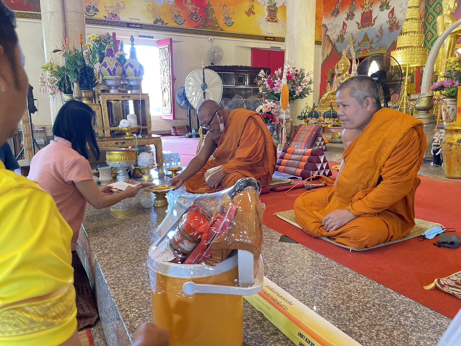 12 กรกฎาคม 67 ณ วัดศรีแสงทอง ทำบุญถวายเทียนพรรษา ถวายสังฆทาน และถวายภัตตาหารเพล