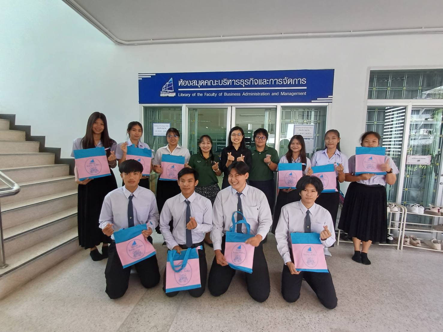 วันพุธที่ 28 กุมภาพันธ์ 2567 ผู้ช่วยศาสตราจารย์ ดร.ฐิติพร อุ่นใจ รองคณบดีฝ่ายวิชาการ ให้เกียรติมอบรางวัลให้กับนักศึกษา ที่มีสถิติการเข้าใช้บริการห้องสมุดคณะบริหารธุรกิจและการจัดการสูงสุด ประจำภาคเรียนที่ 2/2566 ใน