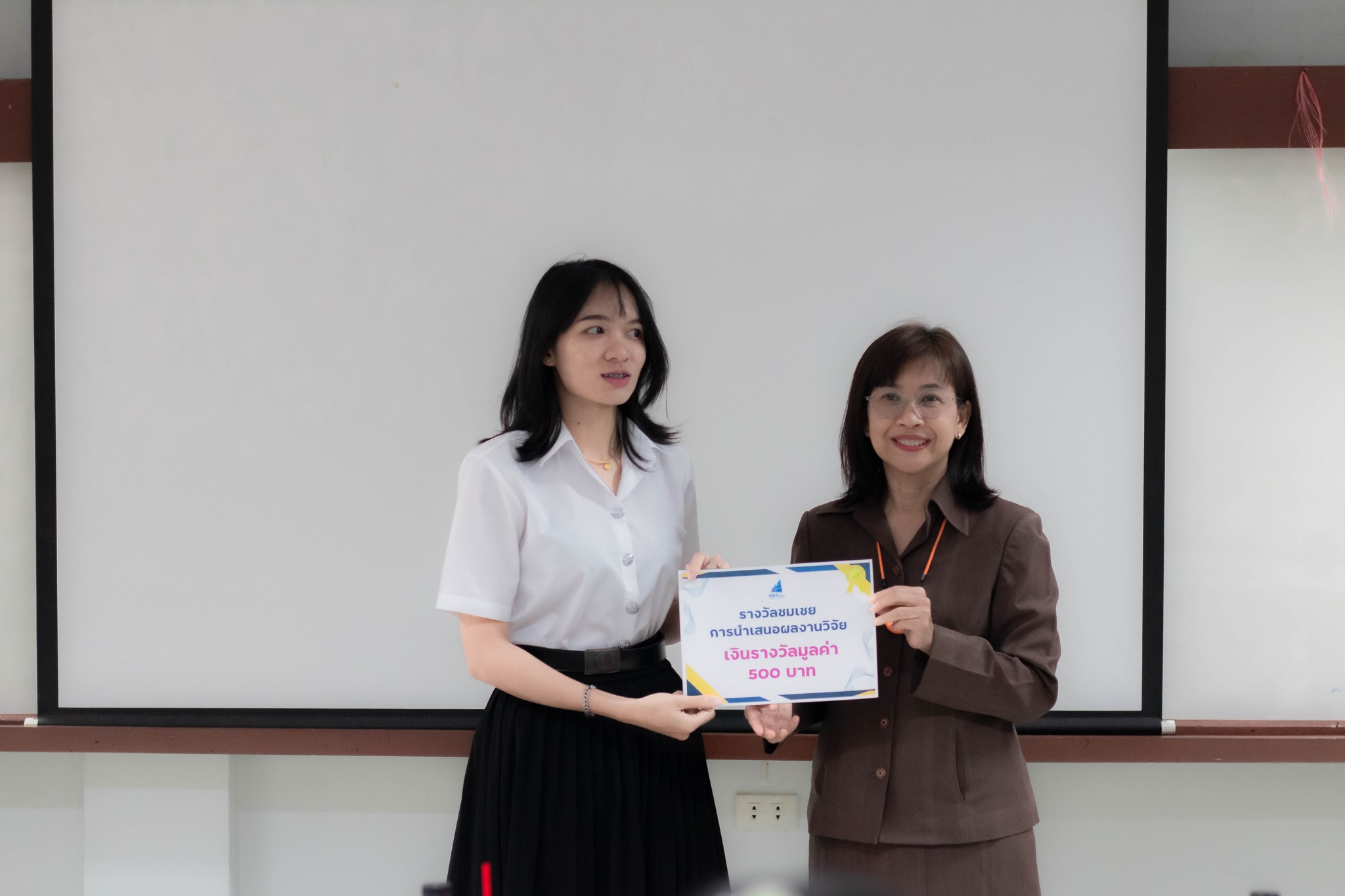 วันเสาร์ที่ 2 มีนาคม 2567 คณะบริหารธุรกิจและการจัดการ มหาวิทยาลัยราชภัฏอุบลราชธานี จัดการแข่งขันการนำเสนอผลงานวิจัยของนักศึกษา กิจกรรมเสริมสร้างทักษะทางด้านงานวิจัยให้กับนักศึกษา ภายใต้โครงการพัฒนาศักยภาพด้านการวิจัยและนวัตกรรม ประจำปีงบประมาณ พ.ศ.2567 โด