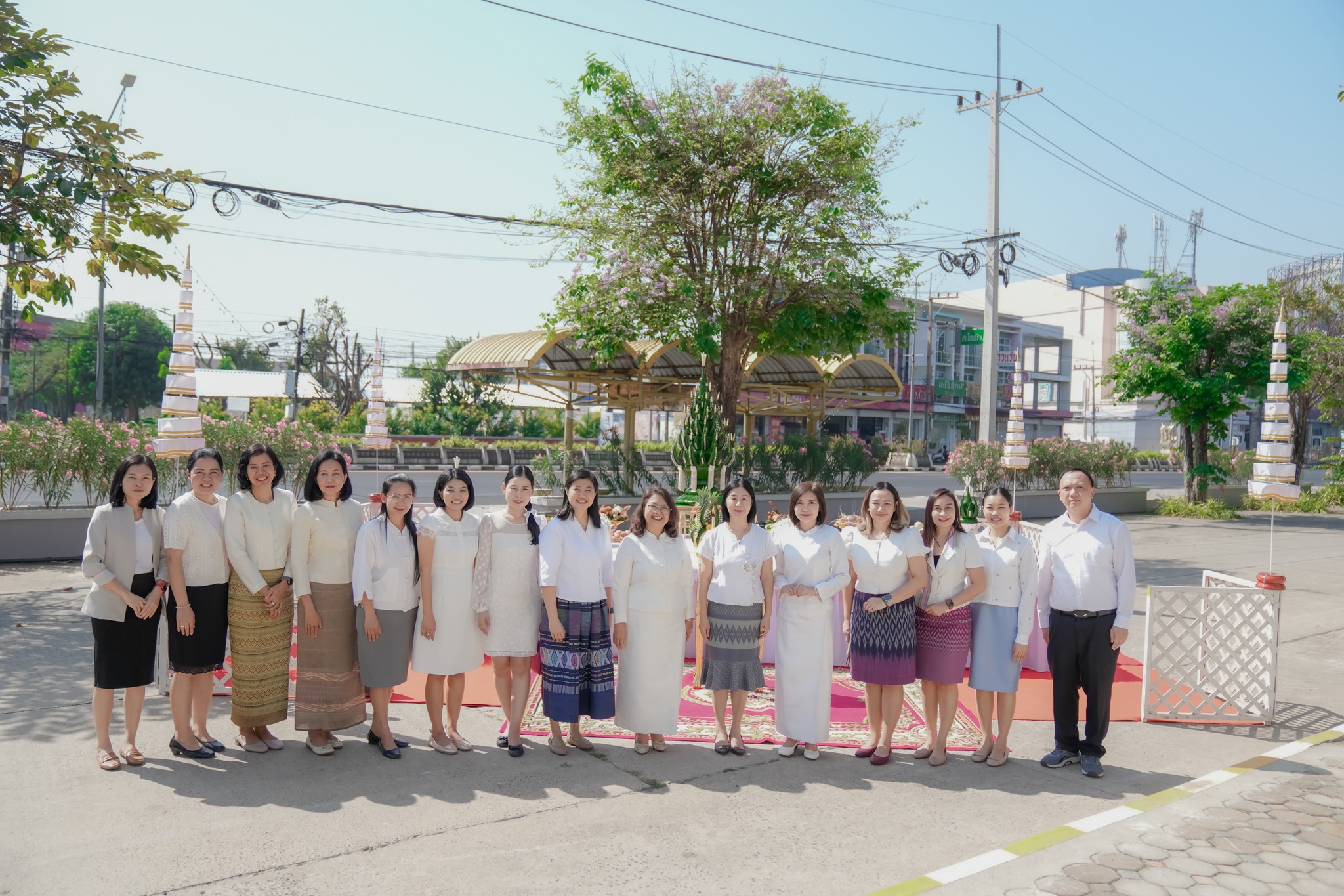 วันที่ ๑๓ กุมภาพันธ์ ๒๕๖๗ รศ.ธรรมรักษ์ ละอองนวล รักษาราชการแทนอธิการบดี ประธานในพิธียกฉัตรพระพุทธมงคลอุบลประชานาถ สังฆราชอุทิศ เนื่องในโอกาสครบรอบ ๓๒ ปี วันพระราชทานนาม ?ราชภัฏ? โดย รศ.ดร.ประนอม คำผา คณบดีคณะบริหารธุรกิจและการจัดการ พร้อมด้วยผู้บริหาร คณา