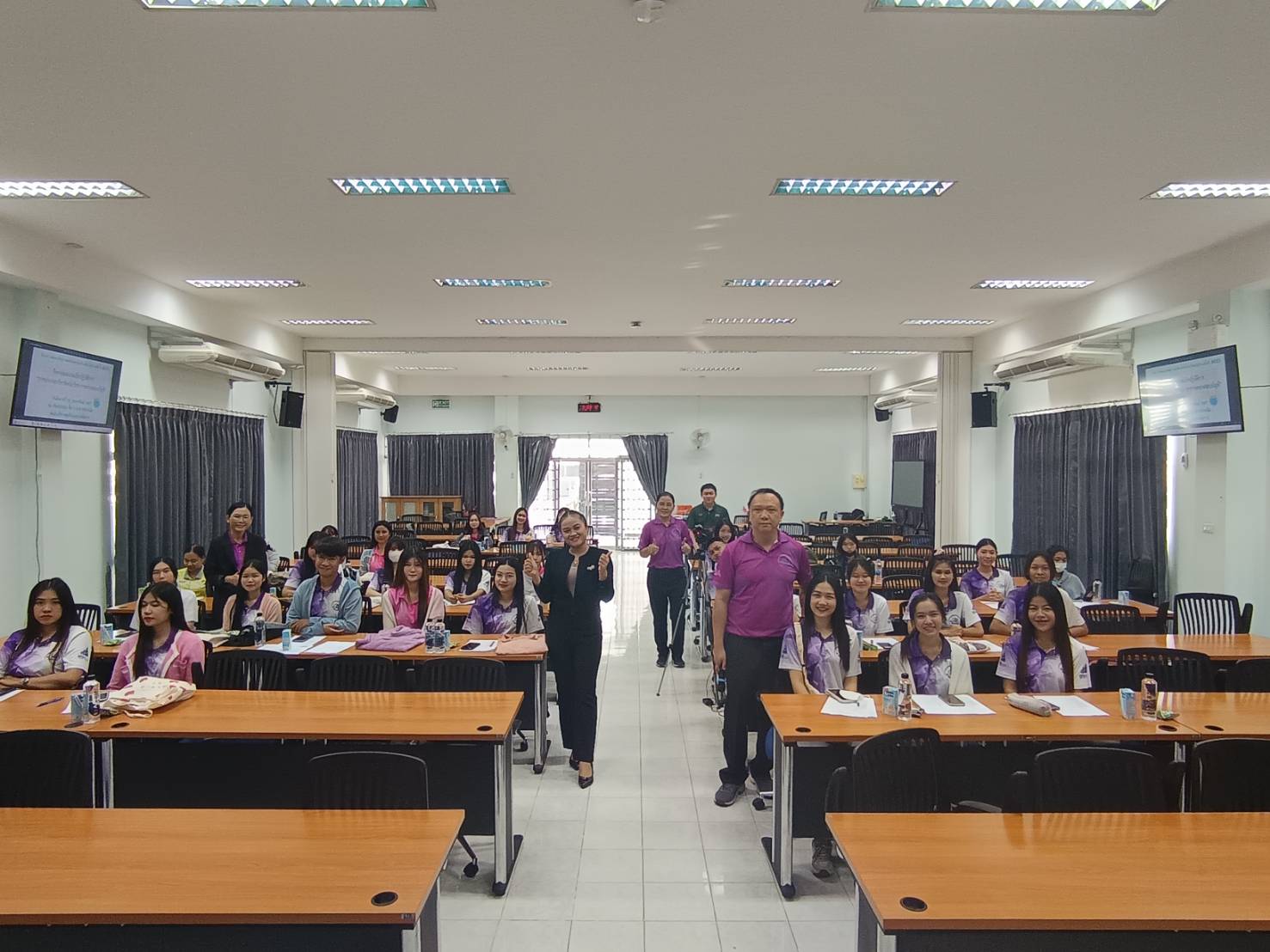 เสริมสร้างความรู้การประกอบวิชาชีพนักวิชาการตรวจสอบบัญชีของกรมตรวจบัญชีสหกรณ์ -------------- วันที่ 21 ก.พ. 67 อาจารย์พรชัย วีระนันทาเวทย์ รองคณบดีฝ่ายพัฒนานักศึกษา ประธานเปิดโครงการพัฒนาศักยภาพนักศึกษาด้านวิชาชีพบัญชีรายชั้นปี (ACC) วิทยากรโดย นางสาวศิริเ