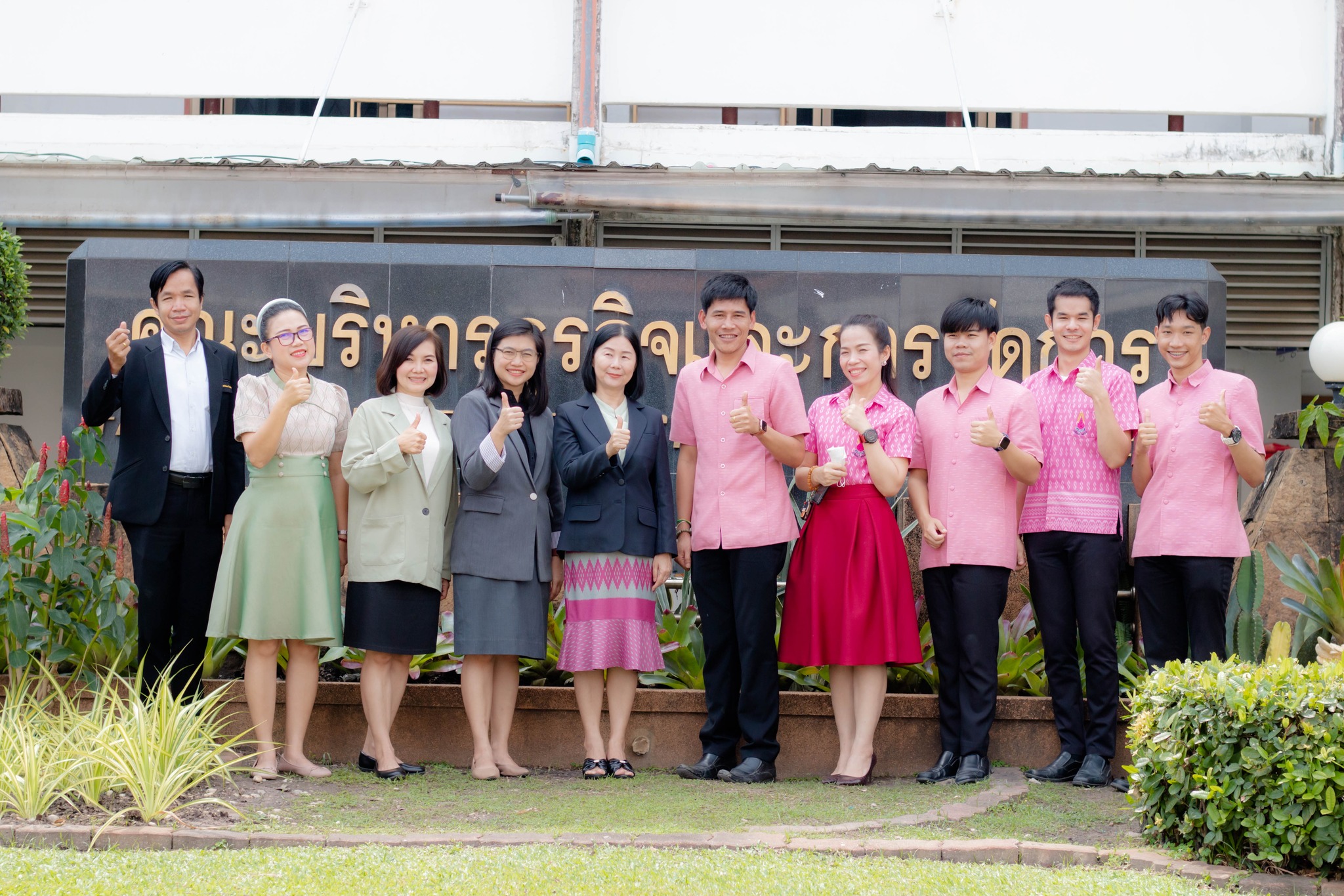 วันที่ 21 ก.พ. 67 รศ.ดร.ประนอม คำผา คณบดีคณะบริหารธุรกิจและการจัดการ พร้อมด้วยผู้บริหาร คณาจารย์ ร่วมต้อนรับอาจารย์และบุคลากร จากโรงเรียนนารีนุกูล โดยร่วมเสนอแลกเปลี่ยนแนวทางการจัดการเรียนการสอนแบบบูรณาการ พร้อมส่งเสริมความร่วมมือทางด้านวิชาการ และการดำเน