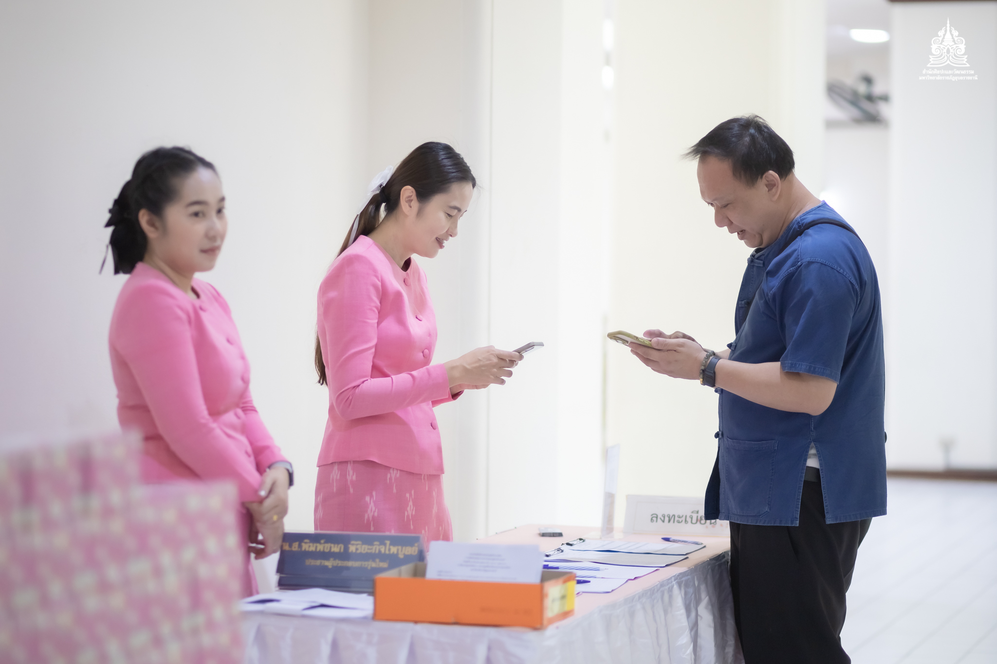 รองศาสตรจารย์ ดร.ประนอม คำผา คณบดีคณะบริหารธุรกิจและการจัดการ มอบหมายให้ รองศาสตราจารย์ ดร.ปิยกนิฏฐ์ โชติวนิช รองคณบดีฝ่ายบริหาร อาจารย์พรชัย วีระนันทาเวทย์ รองคณบดีฝ่ายพัฒนานักศึกษา นำคณาจารย์ บุคลากร และนักศึกษาเข้าร่วมกิจกรรมประชุมวิชาการเรื่อง ?จากอ