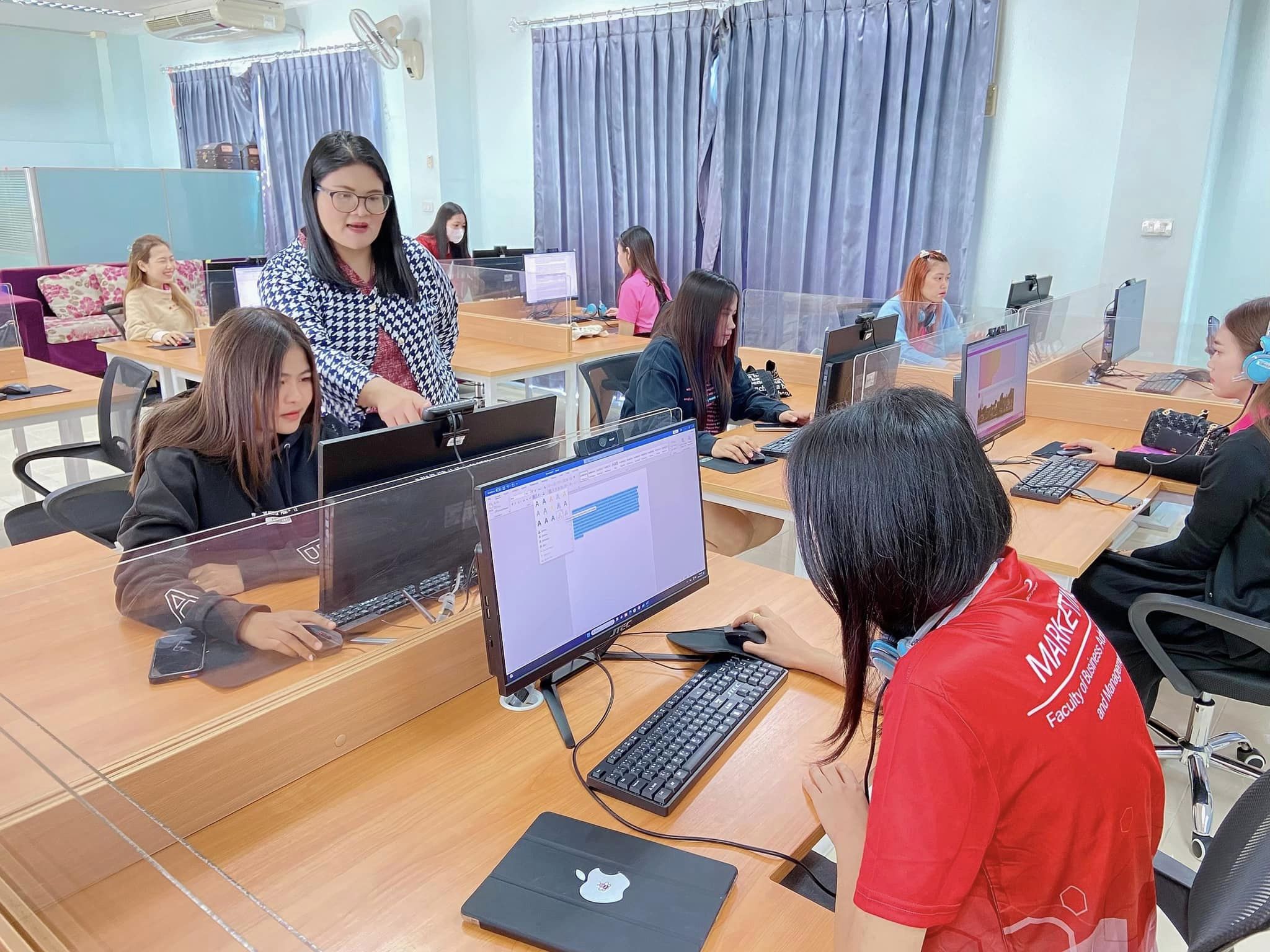 วันอังคารที่ 28 พฤศจิกายน 2566 ห้องสมุด คณะบริหารธุรกิจและการจัดการ ให้บริการ ห้องศูนย์การเรียนรู้ทักษะภาษา (Language Learning center) เพื่อใช้ในกระบวนการการจัดการเรียนการสอน รายวิชา : การตลาดสำหรับธุรกิจชุมชน
