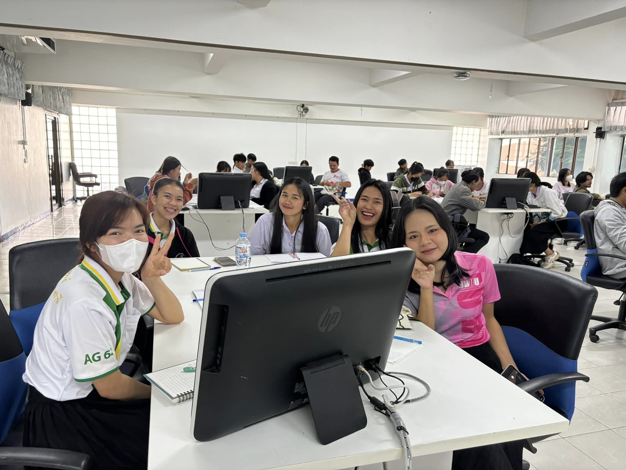 แผนธุรกิจ เรียนสนุก เข้าใจง่าย กับ Business Model Canvas โดย อ.ดร.รัตนภรณ์ แซ่ลี้ วิทยากรมือหนึ่ง ให้เกียรติร่วมบรรยายในคลาสเรียนของผศ.ดร.อุมารินทร์ ราตรี รายวิชาการตลาดสำหรับการเป็นผู้ประกอบการ ให้กับนักศึกษาสาขาวิชาสัตวศาสตร์ จาก คณะเกษตรศาสตร์ มหา