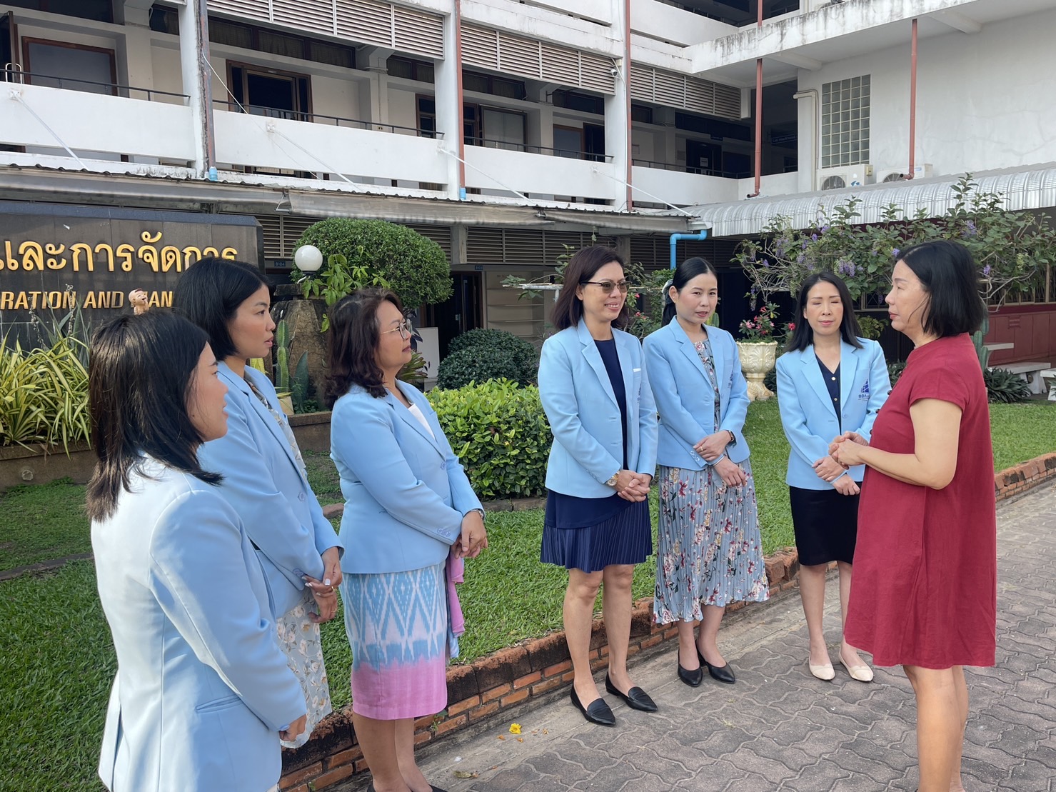 วันที่ 1 ก.พ. 67 นำโดย ผศ.ดร.หทัยรัตน์ ไชยสัตย์ และคณาจารย์ ร่วมแสดงความยินดีกับ รศ.ดร.ประนอม คำผา ที่ดำรงตำแหน่ง คณบดีคณะบริหารธุรกิจและการจัดการ มหาวิทยาลัยราชภัฏอุบลราชธานี ---------------- #คณะบริหารธุรกิจและการจัดการ #มหาวิทยาลัยราชภัฏอุบลราชธานี