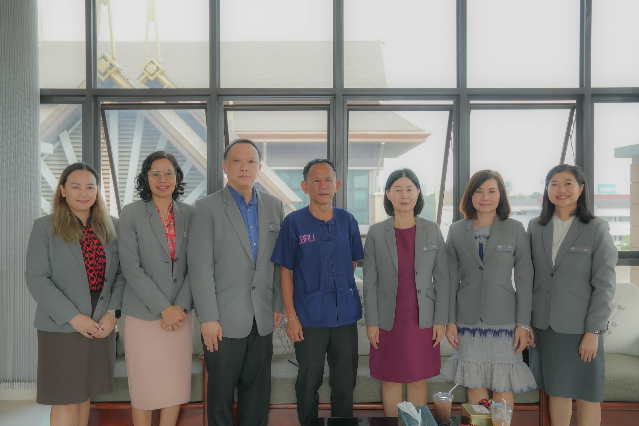 วันที่ 9 ก.พ. 67 รศ.ธรรมรักษ์ ละอองนวล รักษาราชการแทนอธิการบดี มหาวิทยาลัยราชภัฏอุบลราชธานี มอบนโยบายในการดำเนินงาน โดย รศ.ดร.ประนอมคำผา คณบดี พร้อมด้วยผู้บริหาร คณะบริหารธุรกิจและการจัดการ รับฟังนโยบายเพื่อพัฒนาคณะฯสู่เป้าหมาย เพื่อดำเนินงานอย่างมีประสิท