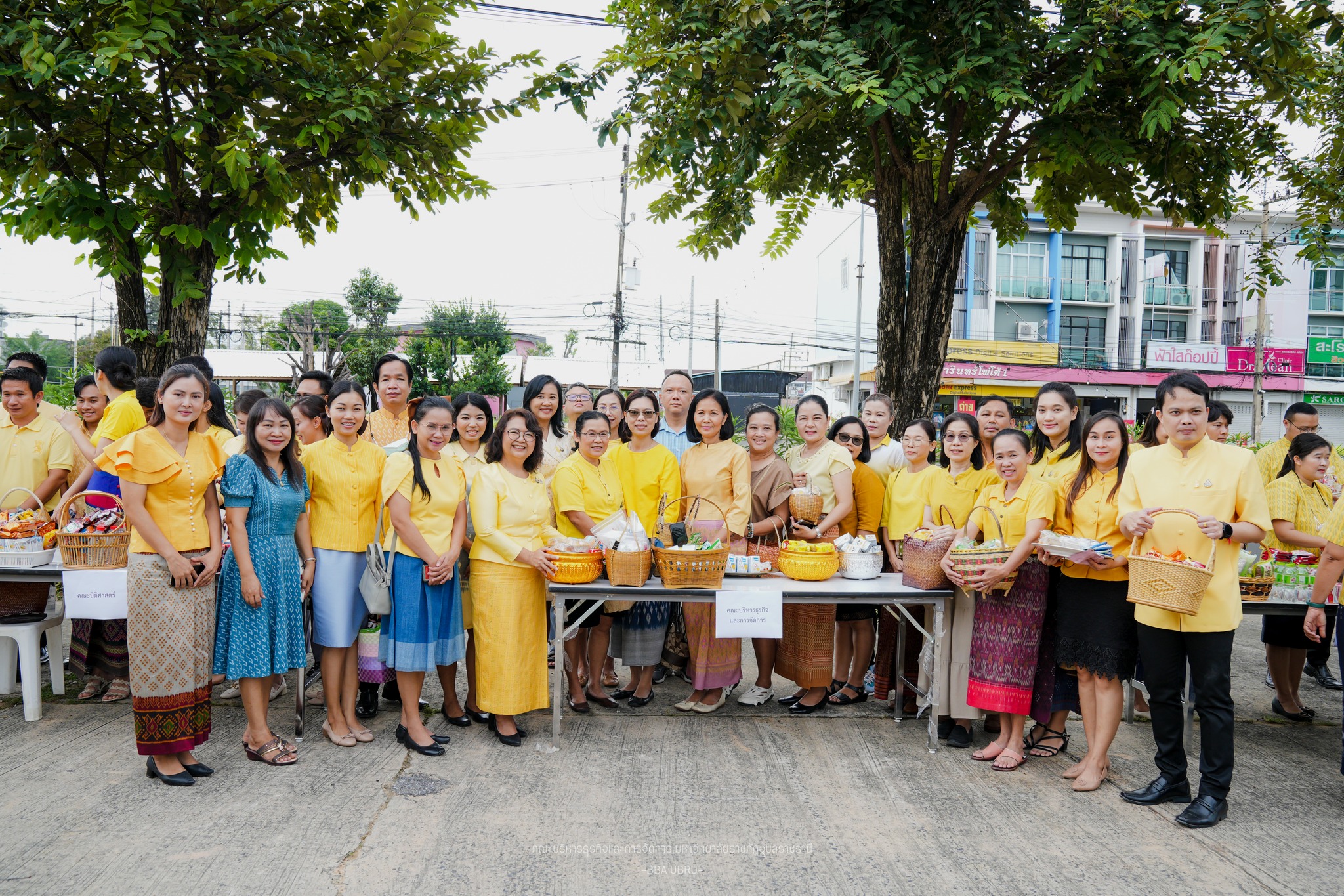 พิธีทำบุญตักบาตรถวายพระราชกุศล เนื่องในวันนวมินทรมหาราช