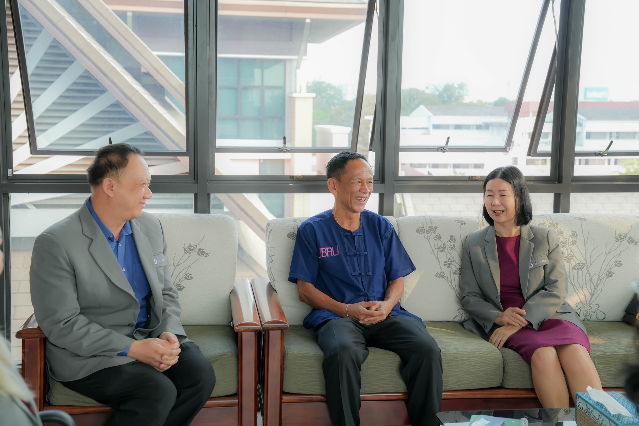 วันที่ 9 ก.พ. 67 รศ.ธรรมรักษ์ ละอองนวล รักษาราชการแทนอธิการบดี มหาวิทยาลัยราชภัฏอุบลราชธานี มอบนโยบายในการดำเนินงาน โดย รศ.ดร.ประนอมคำผา คณบดี พร้อมด้วยผู้บริหาร คณะบริหารธุรกิจและการจัดการ รับฟังนโยบายเพื่อพัฒนาคณะฯสู่เป้าหมาย เพื่อดำเนินงานอย่างมีประสิท