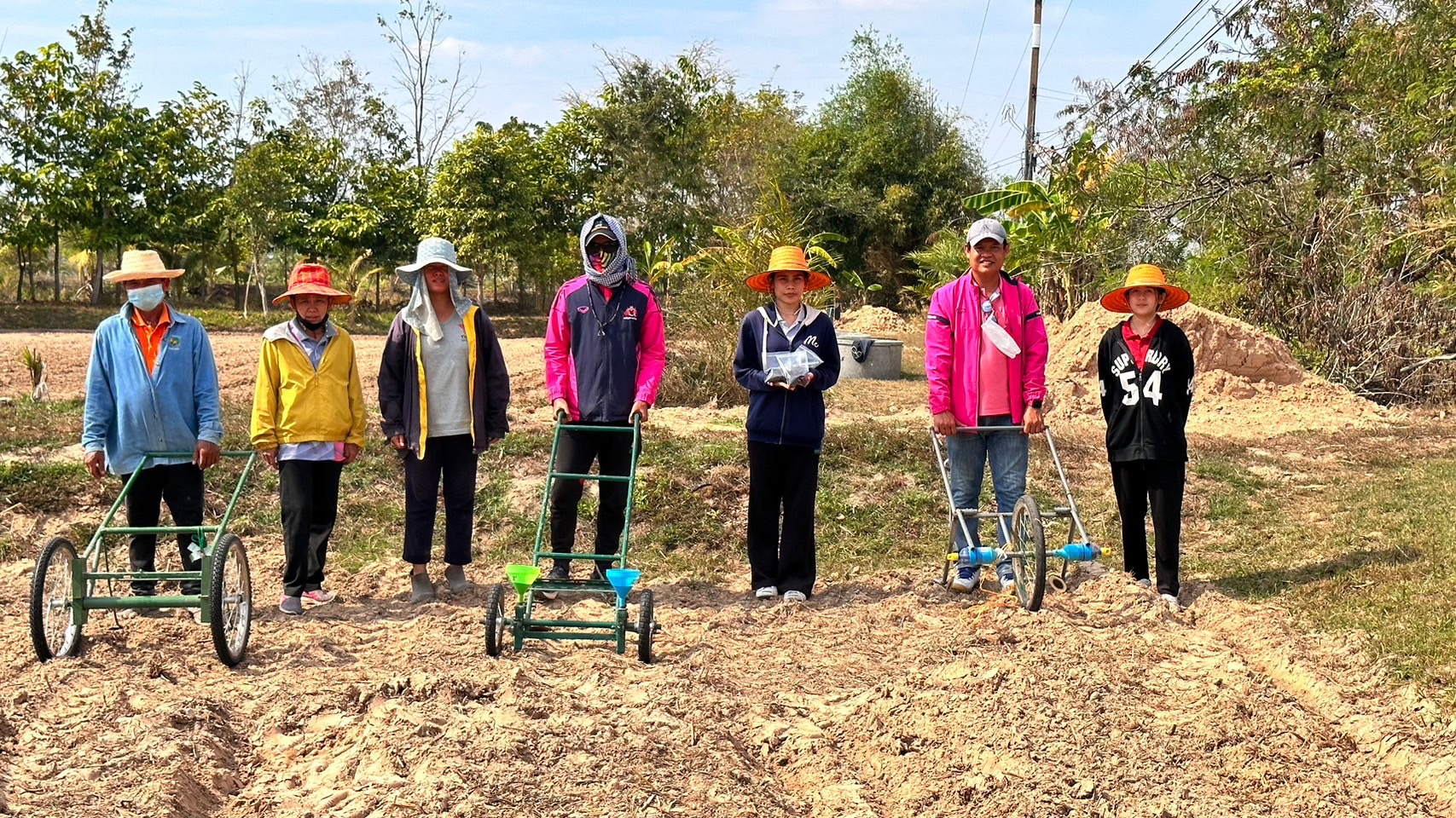 วันที่ 2 ? 3 กุมภาพันธ์ 2566 ลงพื้นที่ลงแปลงปลูกงาดำ