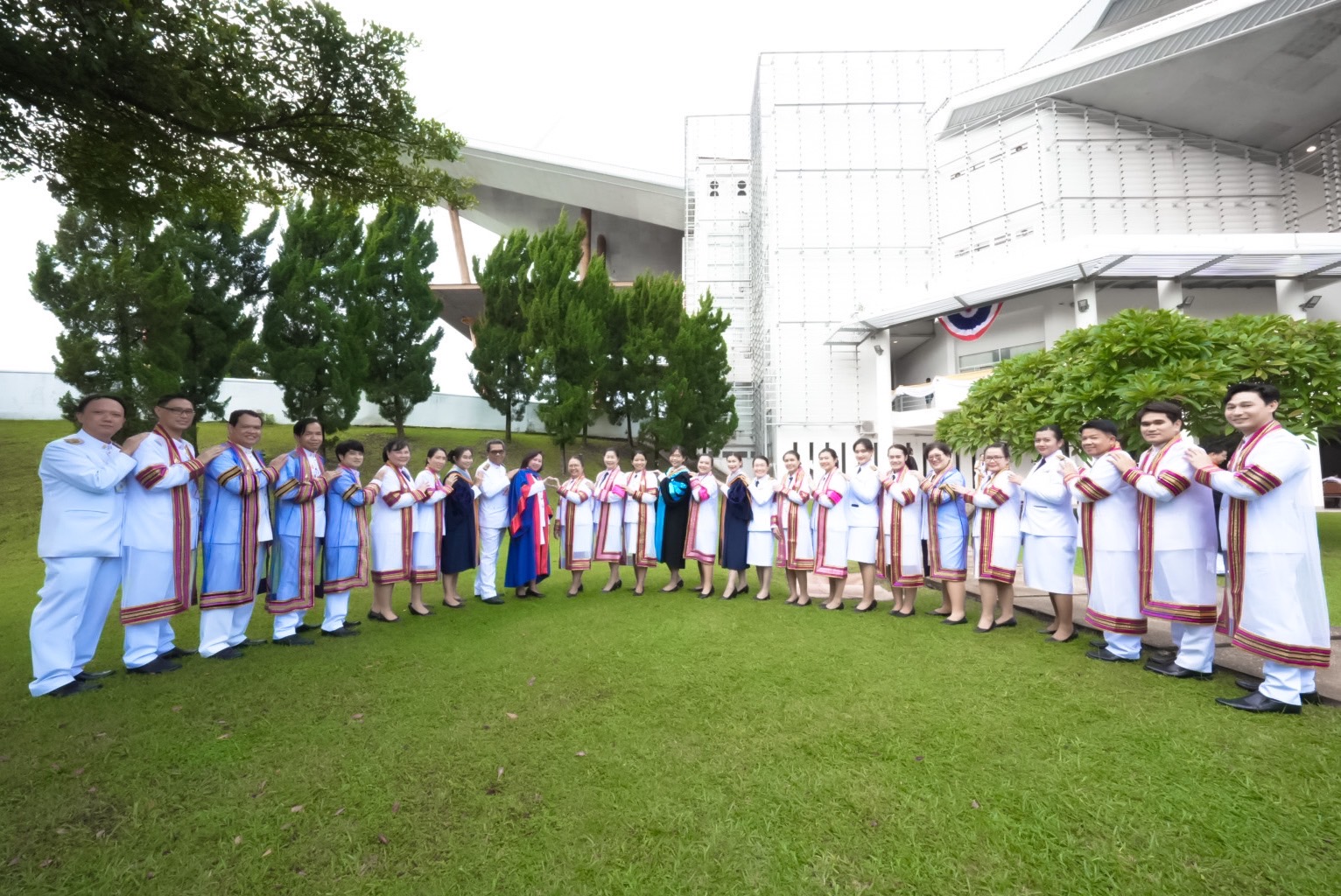 8 ก.ย. 66 ผู้ช่วยศาสตราจารย์ ดร.หทัยรัตน์ ไชยสัตย์ คณบดีคณะบริหารธุรกิจและการจัดการ พร้อมด้วยผู้บริหาร คณาจารย์ ปฏิบัติหน้าที่ในพิธีพระราชทานปริญญาบัตร