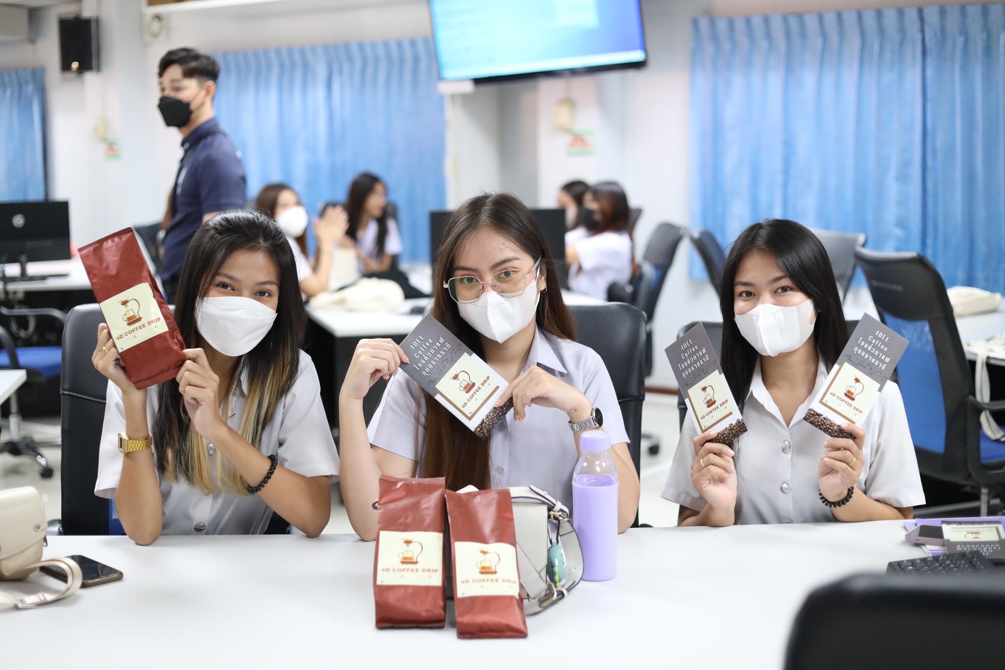 วันที่ 8 พ.ย 65 ณ คณะบริหารธูุรกิจและการจัดการ มรภ.อบ:IBM Show Case :การจัดการธุรกิจระหว่างประเทศ การทำธุรกิจเพื่อส่งออกไปยังต่างประเทศ สมัยนี้มันเริศศ... ฮู้ยู้บ่ การที่มีธุรกิจเป็นของตัวเองและมีวิธีการจัดจำหน่ายในต่างประเทศ เราก็สอนนะ!!