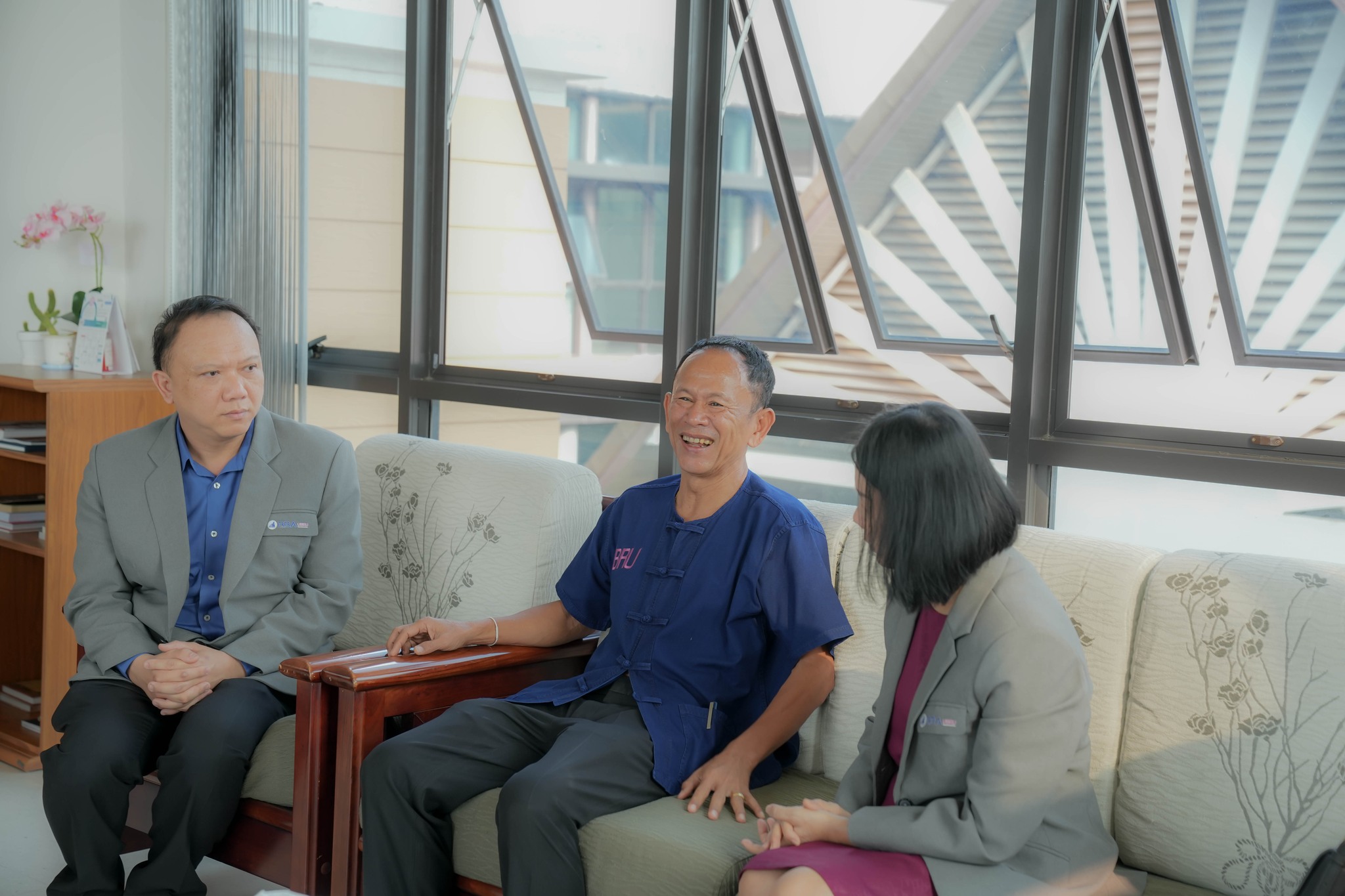 วันที่ 9 ก.พ. 67 รศ.ธรรมรักษ์ ละอองนวล รักษาราชการแทนอธิการบดี มหาวิทยาลัยราชภัฏอุบลราชธานี มอบนโยบายในการดำเนินงาน โดย รศ.ดร.ประนอมคำผา คณบดี พร้อมด้วยผู้บริหาร คณะบริหารธุรกิจและการจัดการ รับฟังนโยบายเพื่อพัฒนาคณะฯสู่เป้าหมาย เพื่อดำเนินงานอย่างมีประสิท