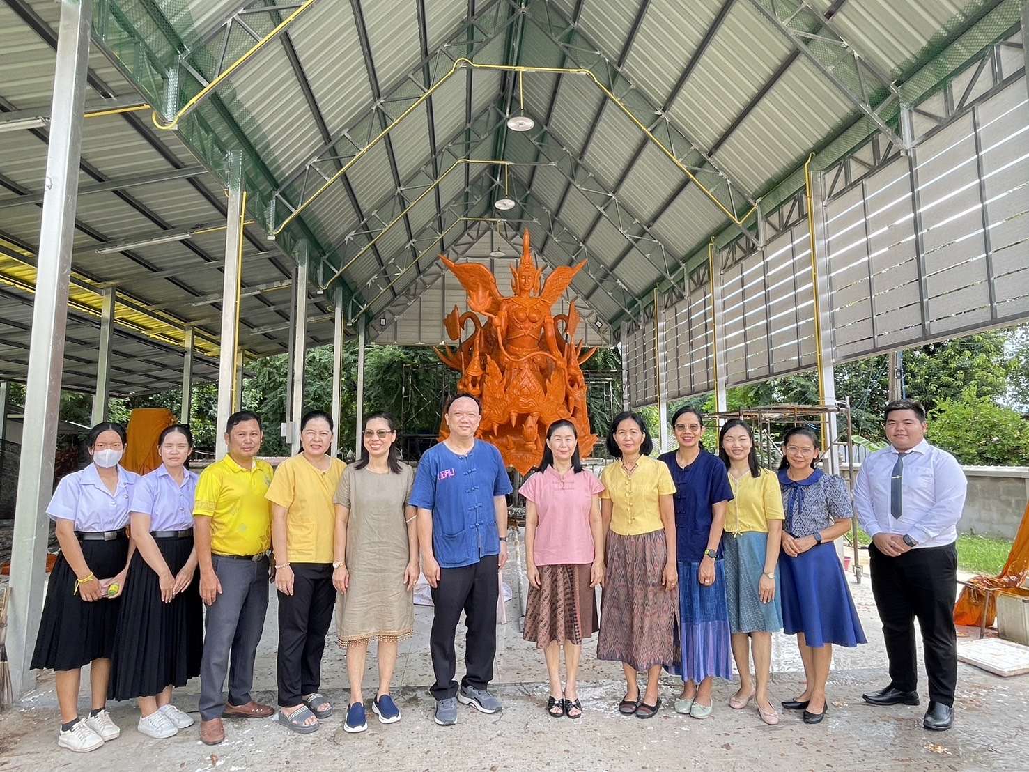 12 กรกฎาคม 67 ณ วัดศรีแสงทอง ทำบุญถวายเทียนพรรษา ถวายสังฆทาน และถวายภัตตาหารเพล