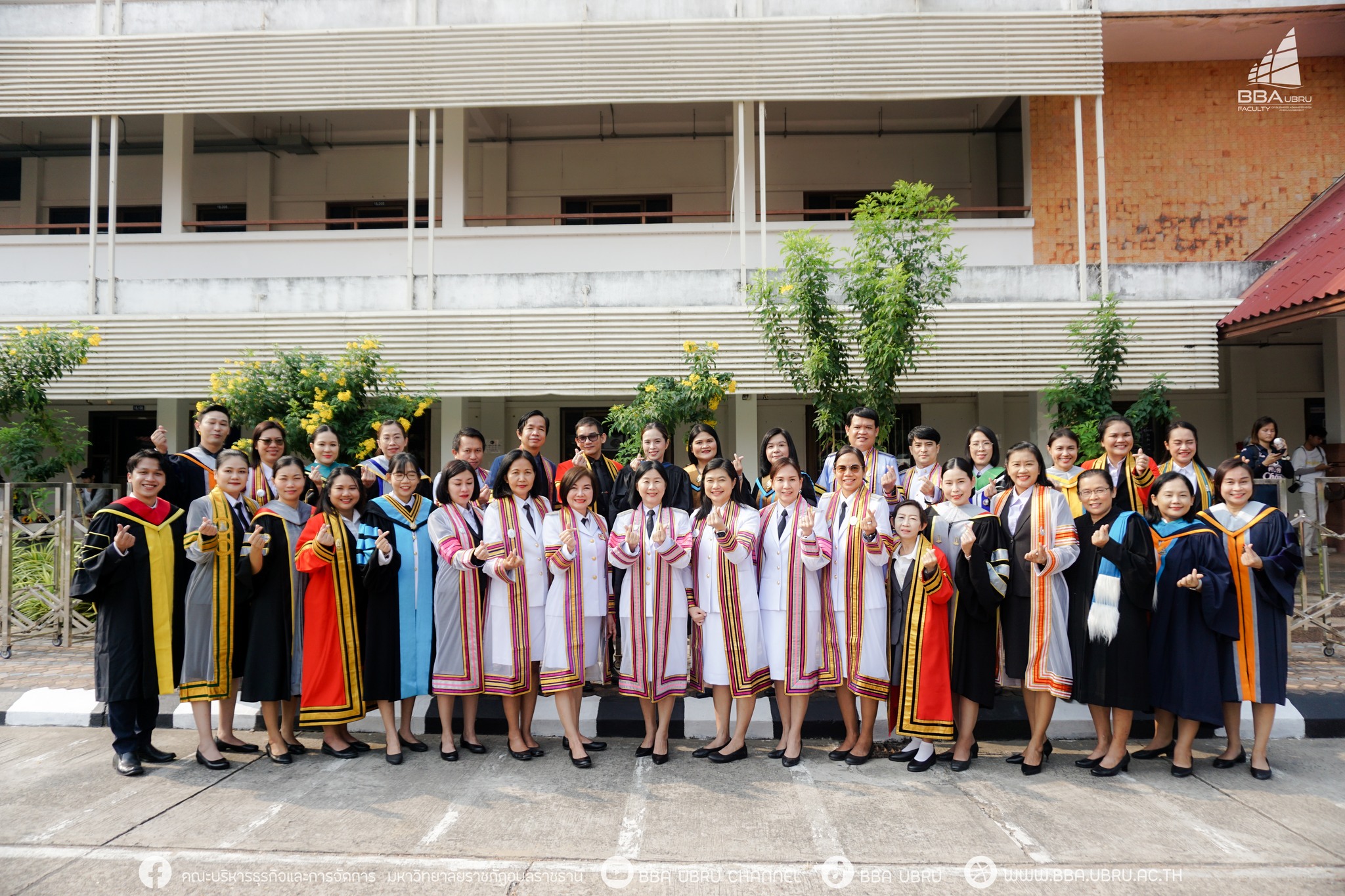 วันที่ 23 มี.ค. 67 รศ.ดร.ประนอม คำผา คณบดีคณะบริหารธุรกิจและการจัดการ พร้อมด้วยผู้บริหาร คณาจารย์ และบุคลากรร่วมถ่ายภาพหมู่เรียนบัณฑิต คณะบริหารธุรกิจและการจัดการ มหาวิทยาลัยราชภัฏอุบลราชธานี ณ หอประชุมไพรพะยอม มหาวิทยาลัยราชภัฏอุบลราชธานี