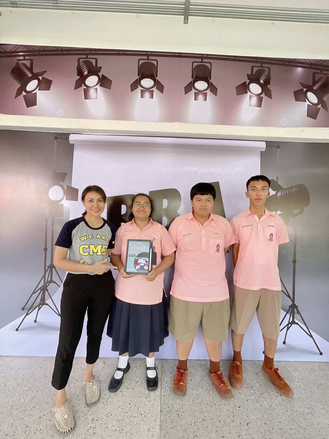 วันที่ 2 กุมภาพันธ์ 2567 คณะบริหารธุรกิจและการจัดการ มหาวิทยาลัยราชภัฏอุบลราชธานี ร่วมกับ โรงเรียนนารีนุกูล จัดกิจกรรมอบรมการขายออนไลน์ทางรอดธุรกิจที่ยังยืน และเทคนิคฉีกกรอกถ่ายภาพสินค้าให้ยูนีคมีสไตล์ เพื่อส่งเสริมความร่วมมือทางด้านวิชาการ และการดำเนินกิ