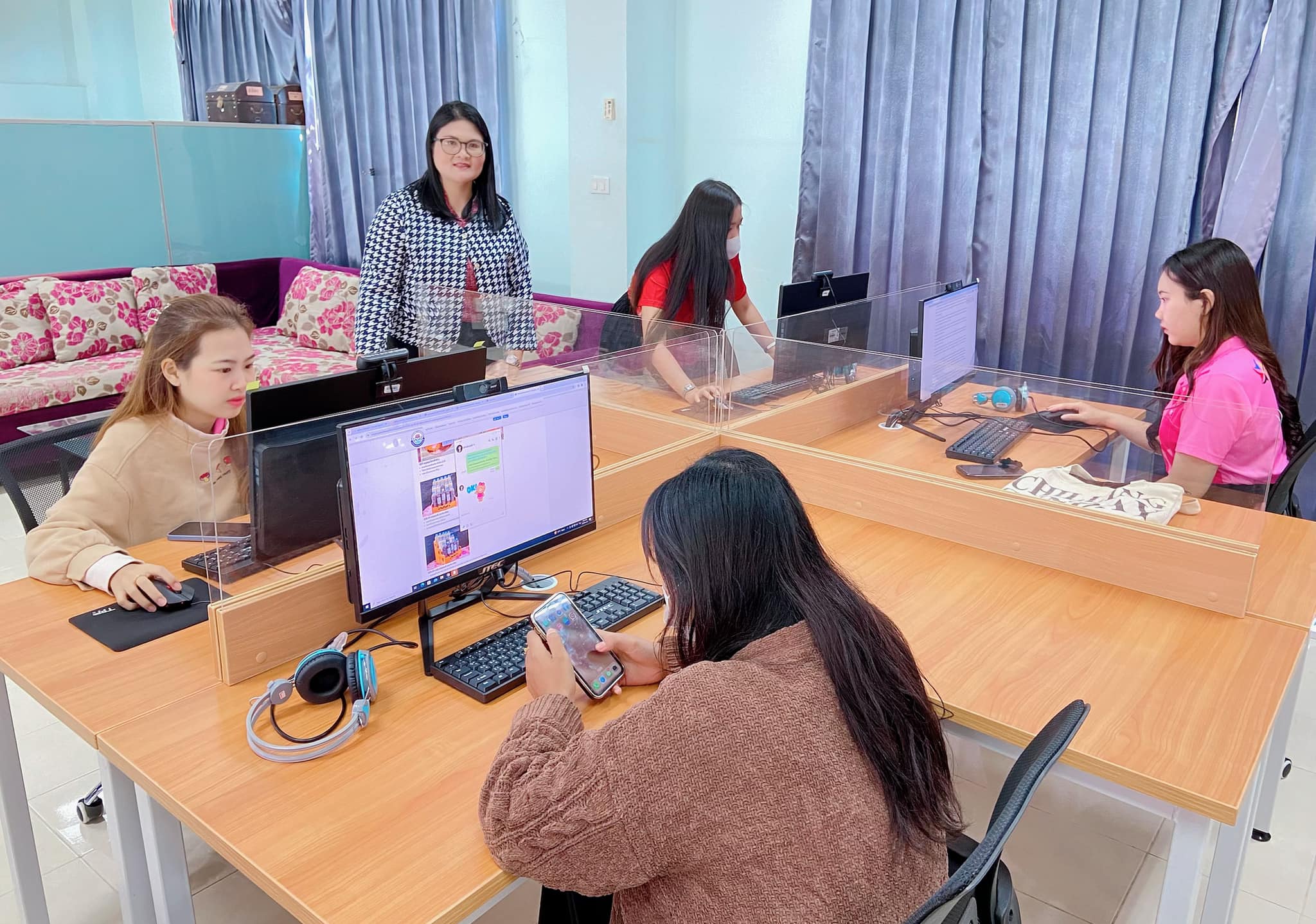 วันอังคารที่ 28 พฤศจิกายน 2566 ห้องสมุด คณะบริหารธุรกิจและการจัดการ ให้บริการ ห้องศูนย์การเรียนรู้ทักษะภาษา (Language Learning center) เพื่อใช้ในกระบวนการการจัดการเรียนการสอน รายวิชา : การตลาดสำหรับธุรกิจชุมชน