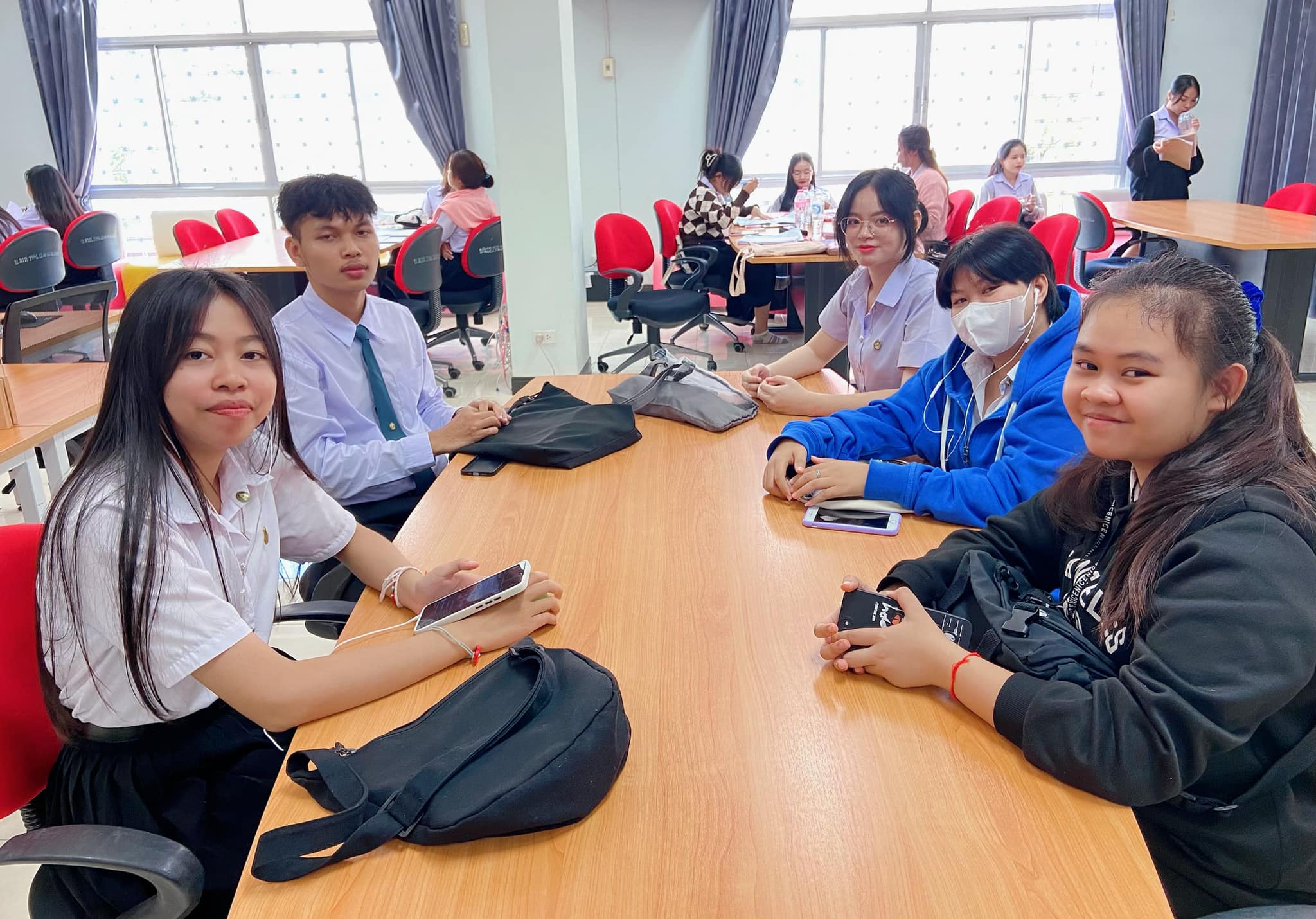 อ่านหนังสือจะได้ความรู้ แต่อ่านใจเราดูอะจะได้ความรัก สอบวันที่ 4 แล้ว ห้องสมุดเรายังคึกคักทุกวันเล๊ยยยย พรุ่งนี้สอบวันสุดท้าย อย่าลืมแวะมานั่งอ่านหนังสือด้วยกันน๊าาาาาา สอบปลายภาคของนักศึกษามหาวิทยาลัยราชภัฏอุบลราชธานี อ่านหนังสือจะได้ความรู้ แต่อ่านใจเ