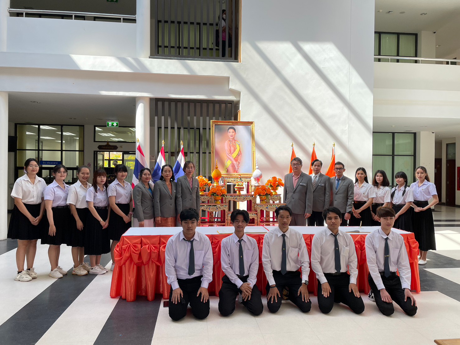 วันที่ 28 ธ.ค 65 ณ อาคารเรียนและปฏิบัติการ มหาวิทยาลัยราชภัฏอุบลราชธานี:ลงนามถวายพระพร สมเด็จพระเจ้าลูกเธอ เจ้าฟ้าพัชรกิติยาภา นเรนทิราเทพยวดี กรมหลวงราชสาริณีสิริพัชร มหาวัชรราชธิดา