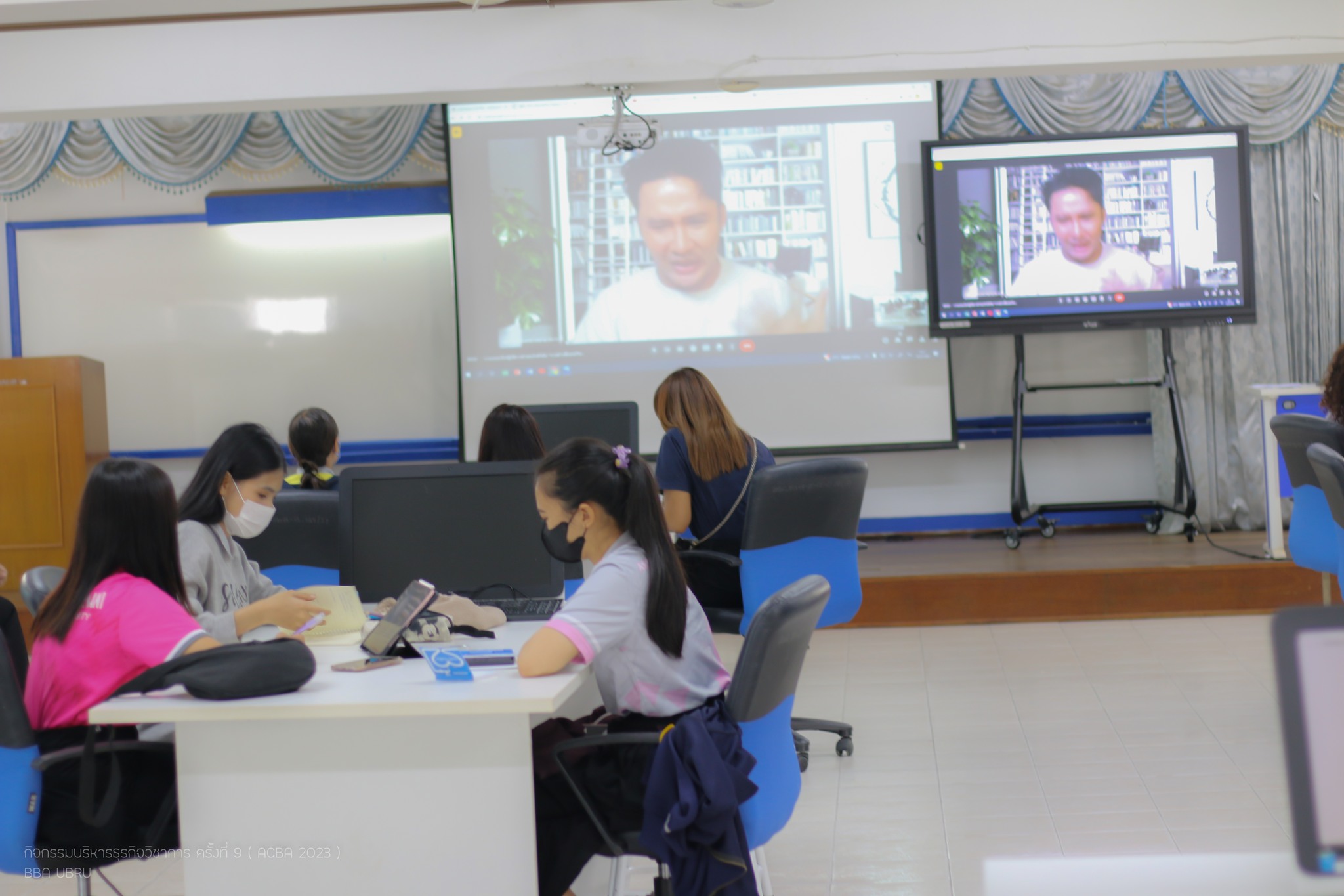 16 ส.ค. 66 ณ ห้อง 8201 คณะบริหารธุรกิจและการจัดการ กิจกรรมการอบรมเชิงปฏิบัติการ การสร้างสื่อออนไลน์อย่างสร้างสรรค์ด้วยเทคโนโลยีดิจิทัล tiktokers& YouTuber บนสื่อโซเซียลมีเตีย