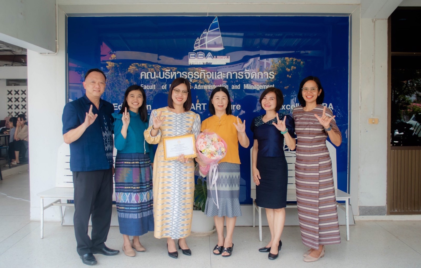 วันที่ 22 มี.ค. 67 รศ.ดร.ประนอม คำผา คณบดีคณะบริหารธุรกิจและการจัดการ พร้อมด้วยผู้บริหาร คณาจารย์ และบุคลากร ร่วมแสดงความยินดีกับ ผศ.ดร.หทัยรัตน์ ไชยสัตย์ เข้ารับรางวัลเพชรราชธานี และแสดงความยินดีกับผู้ได้รับรางวัลบุคคลที่ส่งเสริมสนับสนุนการแต่งกายด้วยผ้า