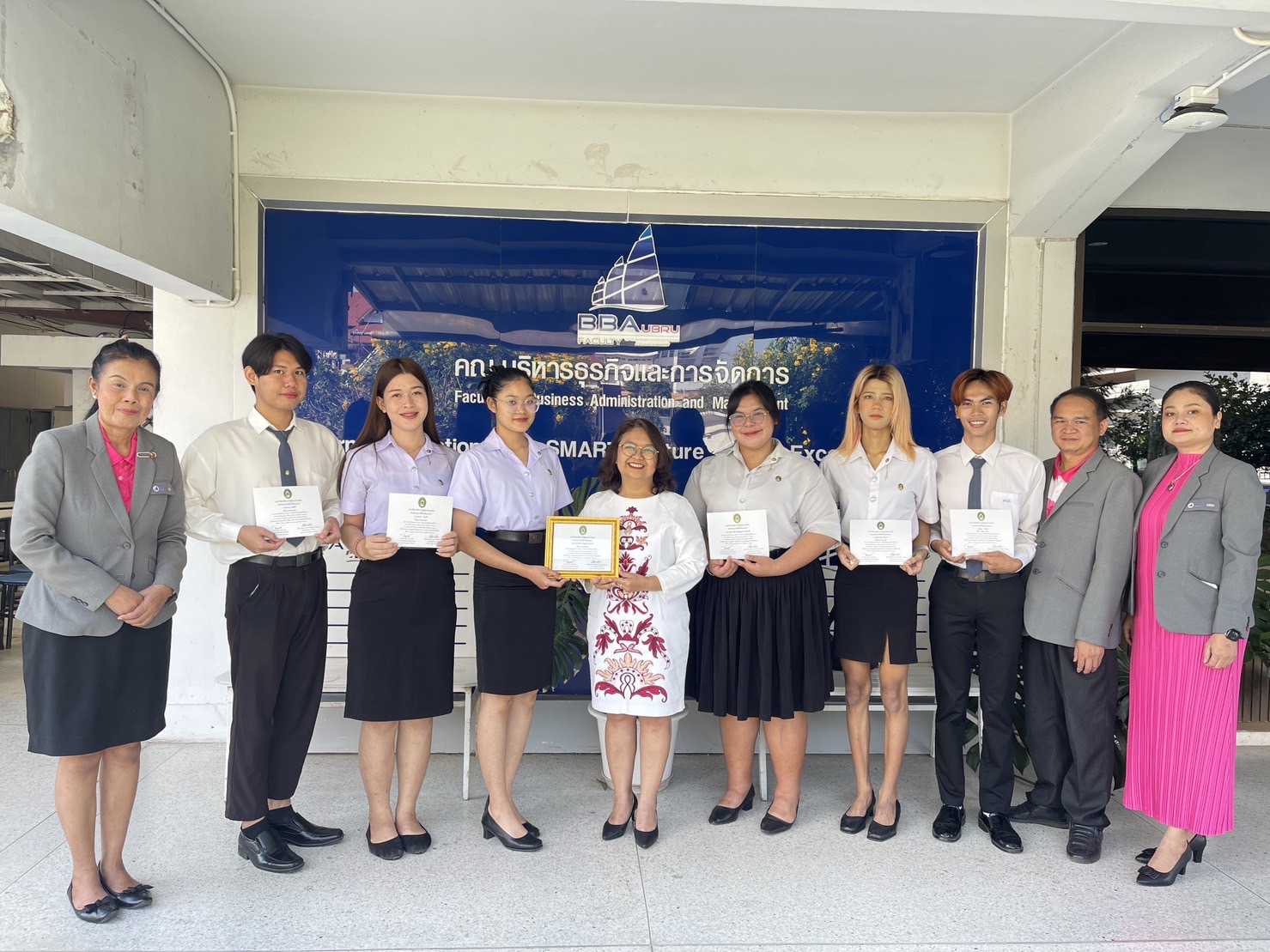 รางวัลชนะเลิศ การประกวดแสดงละครเวที ในธีมลูกเป็ดขี้เหร่ ประเภทละครแอคชั่น ในกิจกรรมนิเทศศาสตร์สัมพันธ์ครั้งที่ 13