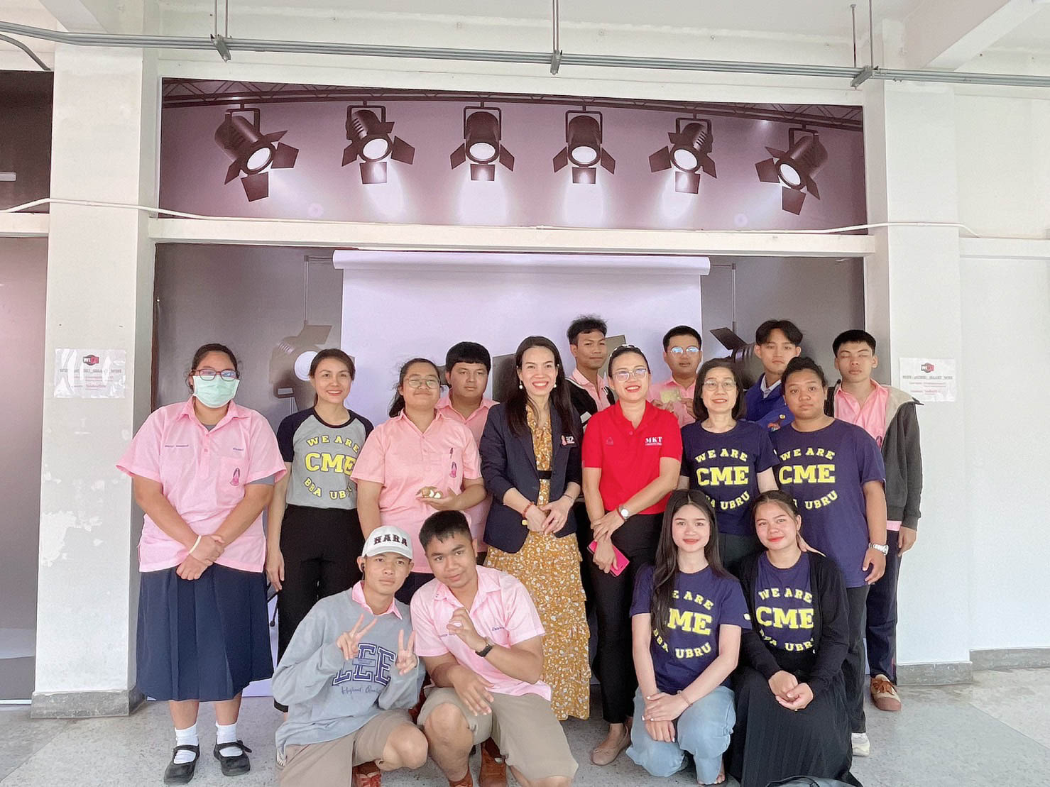 วันที่ 2 กุมภาพันธ์ 2567 คณะบริหารธุรกิจและการจัดการ มหาวิทยาลัยราชภัฏอุบลราชธานี ร่วมกับ โรงเรียนนารีนุกูล จัดกิจกรรมอบรมการขายออนไลน์ทางรอดธุรกิจที่ยังยืน และเทคนิคฉีกกรอกถ่ายภาพสินค้าให้ยูนีคมีสไตล์ เพื่อส่งเสริมความร่วมมือทางด้านวิชาการ และการดำเนินกิ