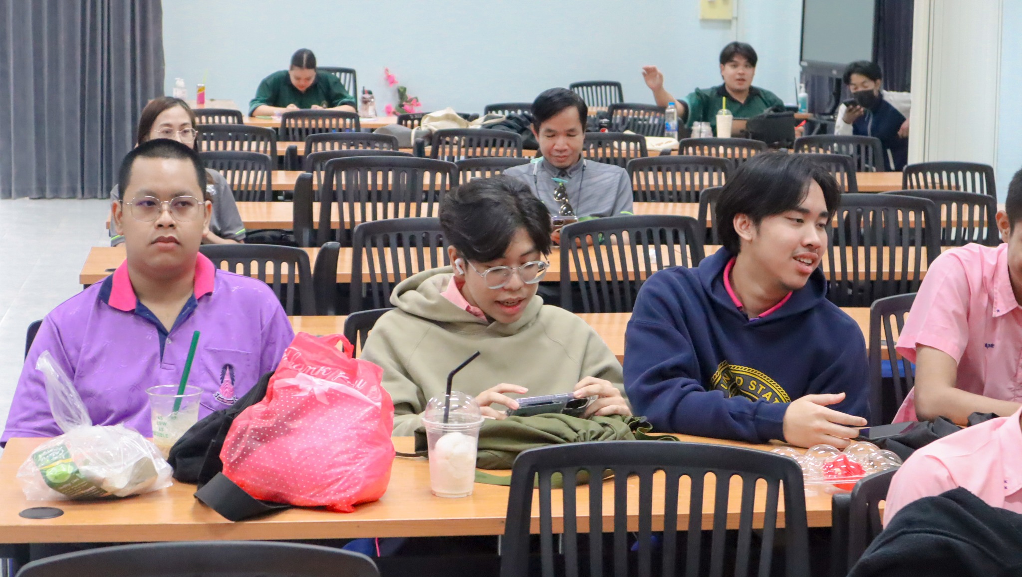 วันที่ 9 กุมภาพันธ์ 2567 คณะบริหารธุรกิจและการจัดการ มหาวิทยาลัยราชภัฏอุบลราชธานี ร่วมกับ โรงเรียนนารีนุกูล จัดกิจกรรมอบรมการเป็นผู้จัดการ และการเป็นผู้แข่งขันกีฬาอีสปอร์ต เพื่อส่งเสริมความร่วมมือทางด้านวิชาการ และการดำเนินกิจกรรมร่วมกัน โดยสาขาวิชาการจัด