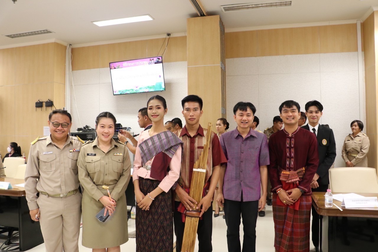 รับมอบเกียรติบัตรจากนายศุภศิษย์ กอเจริญยศ ผู้ว่าราชการจังหวัดอุบลราชธานี รางวัลชนะเลิศ การประกวดหมอลำกลอนทำนองอุบล