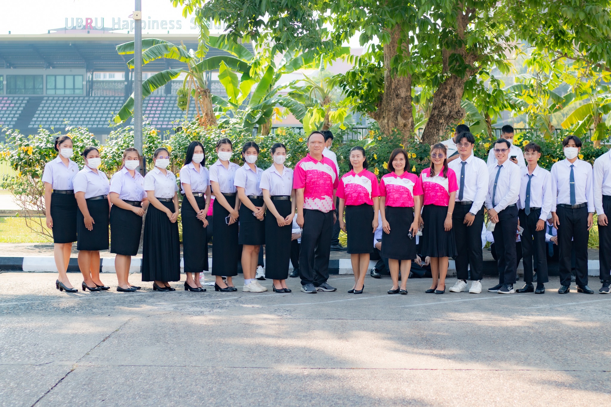 วันที่ 22 ก.พ. 67 รองศาสตราจารย์ ดร.ประนอม คำผา คณบดีคณะบริหารธุรกิจและการจัดการ พร้อมด้วยผู้บริหาร คณาจารย์และนักศึกษา เข้าร่วมส่งเสด็จ สมเด็จพระเจ้าลูกเธอ เจ้าฟ้าสิริวัณณวรี นารีรัตนราชกัญญา เสด็จทอดพระเนตรนิทรรศการ การจัดงานแสดงผลิตภัณฑ์ผ้าไทย และงานหั