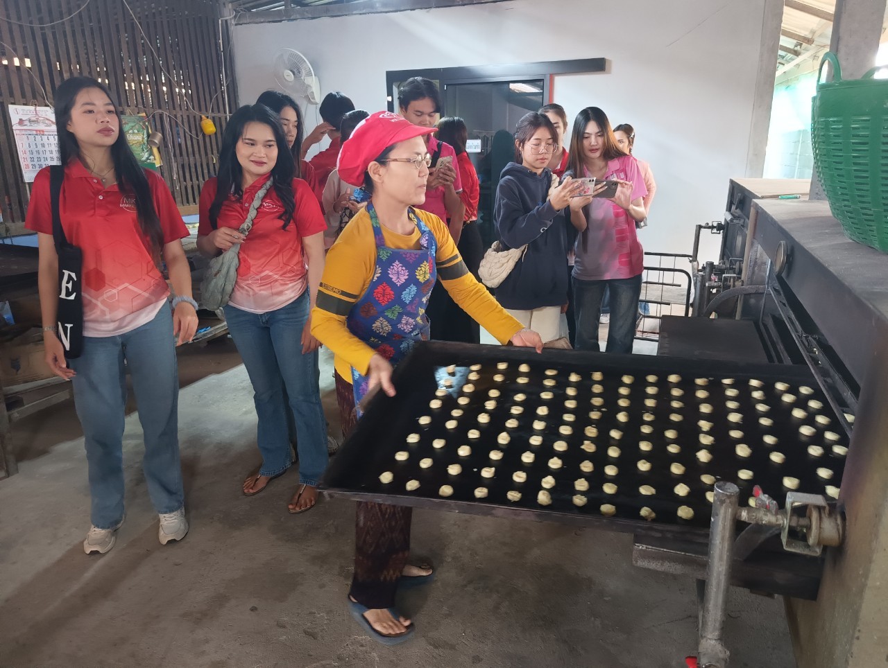 ในวันอังคารที่ 23 มกราคม 2567 ที่ผ่านมา ในรายวิชาการตลาดสำหรับธุรกิจชุมชน Section 03 อาจารย์ผู้สอน ผศ.ดร.บุษยมาส ชื่นเย็น ได้มีโอกาสสำรวจปัญหาวิสาหกิจชุมชนขนมผิง แม่รุ่ง ที่อยู่ เลขที่ 33 หมู่ที่ 2 บ้านแค ต.คำขวาง อ.วารินชำราบ จ.อุบลราชธานี