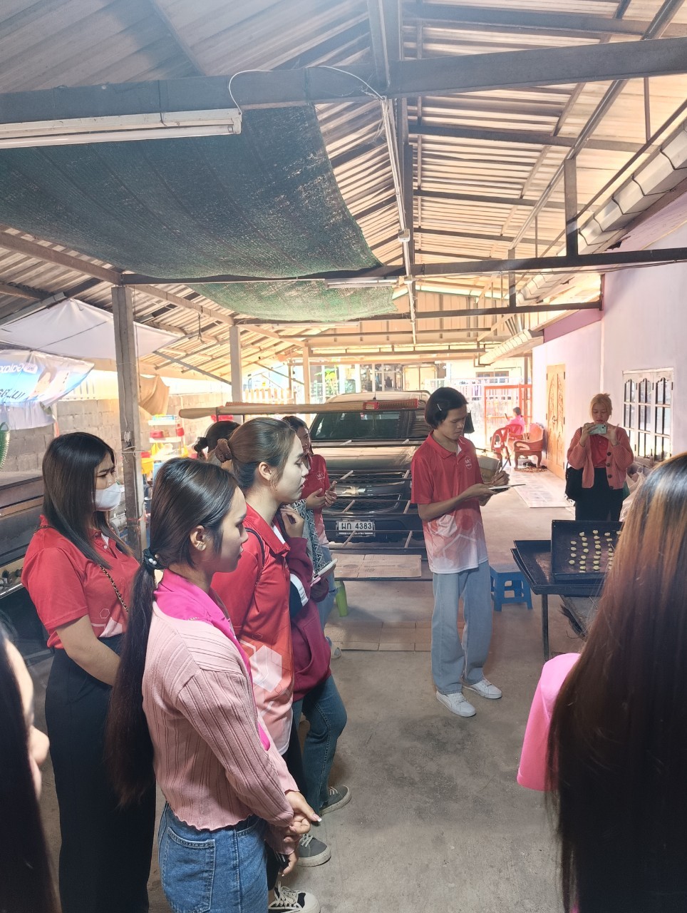 ในวันอังคารที่ 23 มกราคม 2567 ที่ผ่านมา ในรายวิชาการตลาดสำหรับธุรกิจชุมชน Section 03 อาจารย์ผู้สอน ผศ.ดร.บุษยมาส ชื่นเย็น ได้มีโอกาสสำรวจปัญหาวิสาหกิจชุมชนขนมผิง แม่รุ่ง ที่อยู่ เลขที่ 33 หมู่ที่ 2 บ้านแค ต.คำขวาง อ.วารินชำราบ จ.อุบลราชธานี